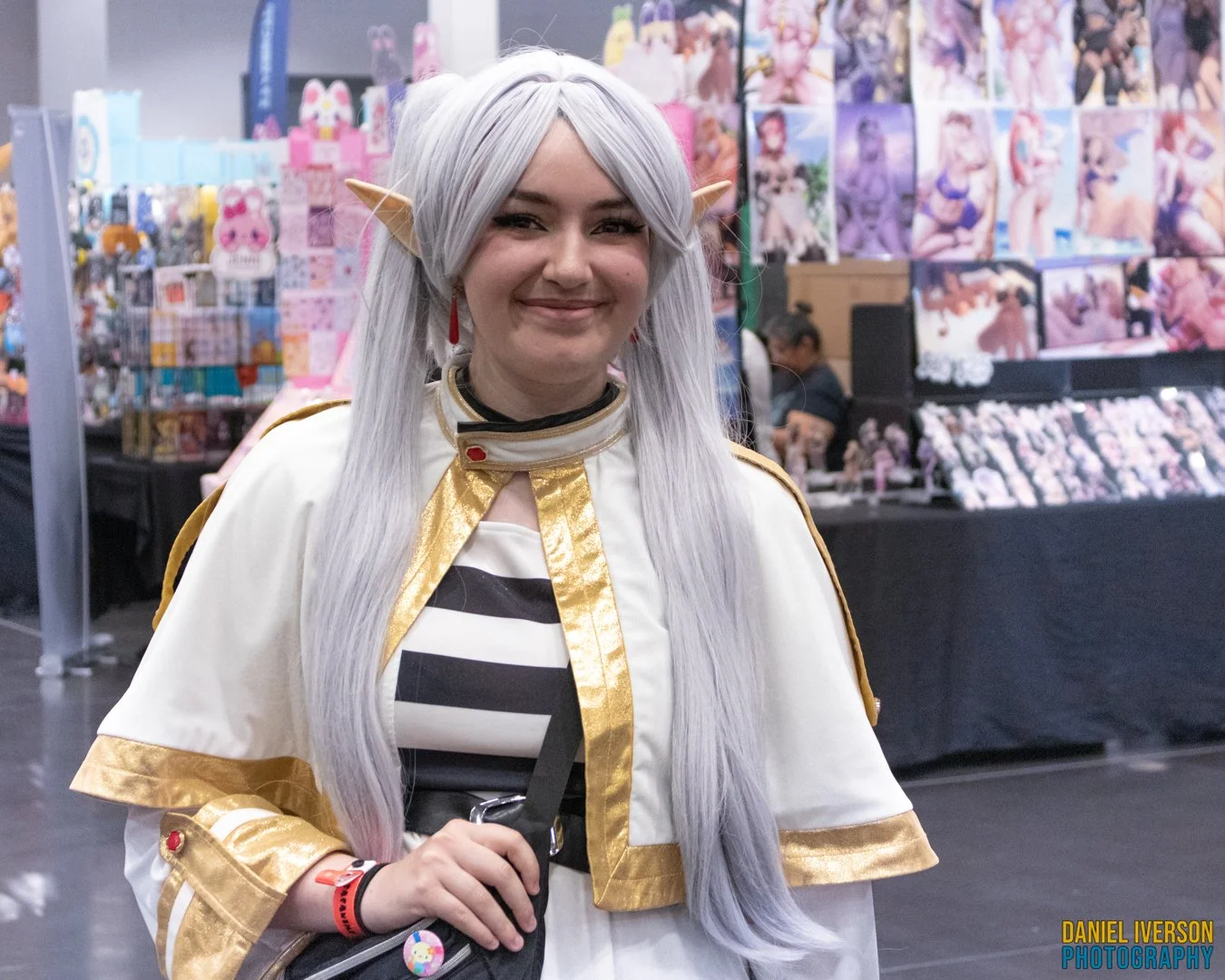 Cosplayer @pebble_brain__ as Frieren from Frieren: Beyond Journey's End!!!!
------------------------------------
#cosplayphotographer #sacanimesummer #frierencosplay #frierenbeyondjourneysend #sacanime2026