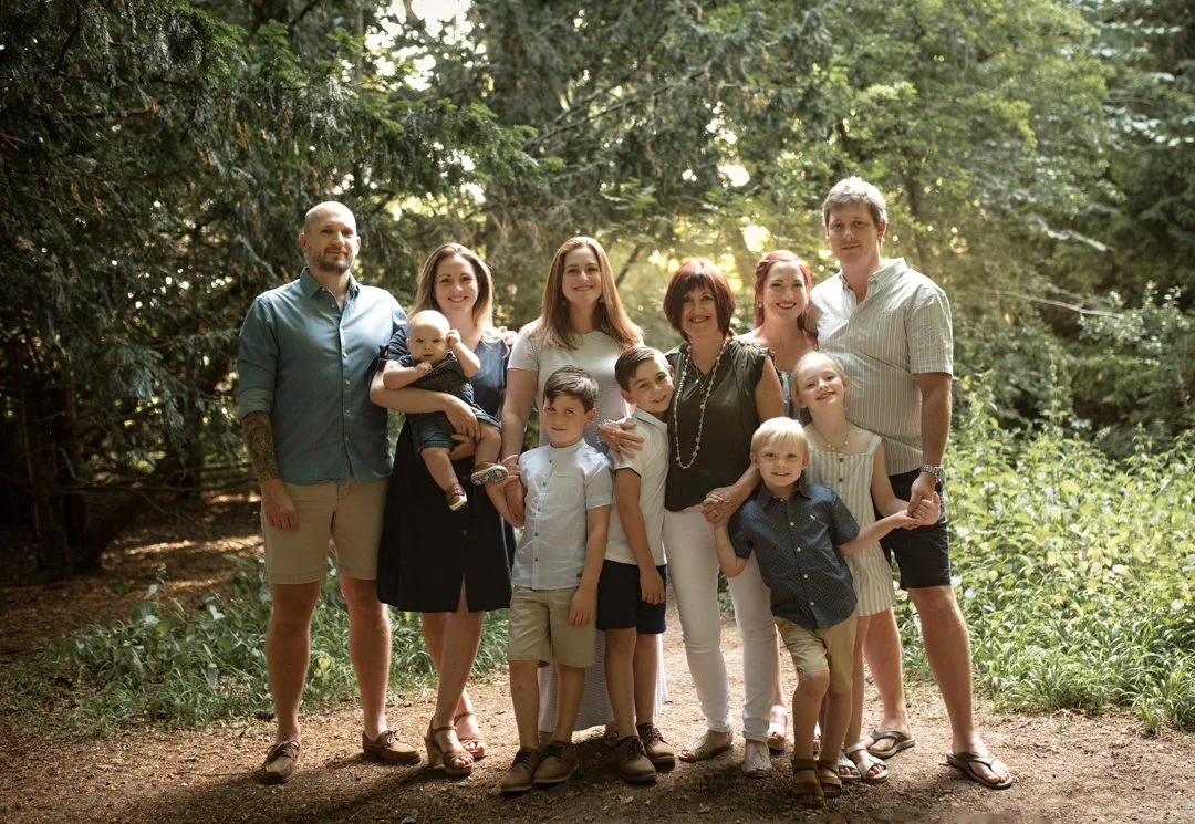 large family photoshoot outdoors