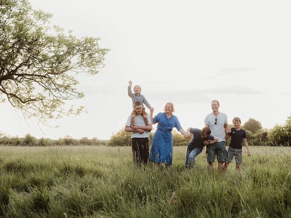 Family photoshoot in the summer with 2 children cuddling