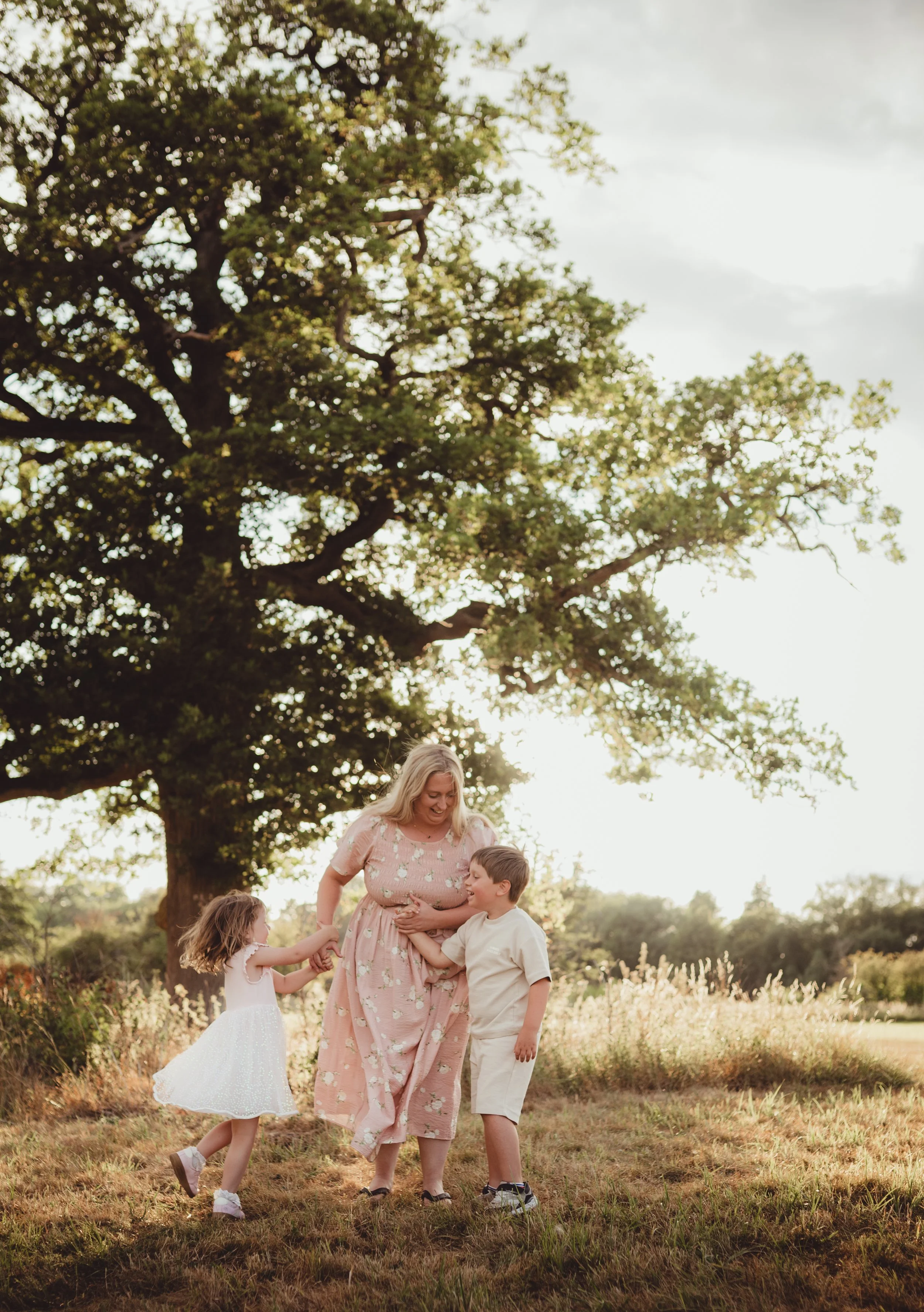 Family photoshoot in the summer with 2 children cuddling