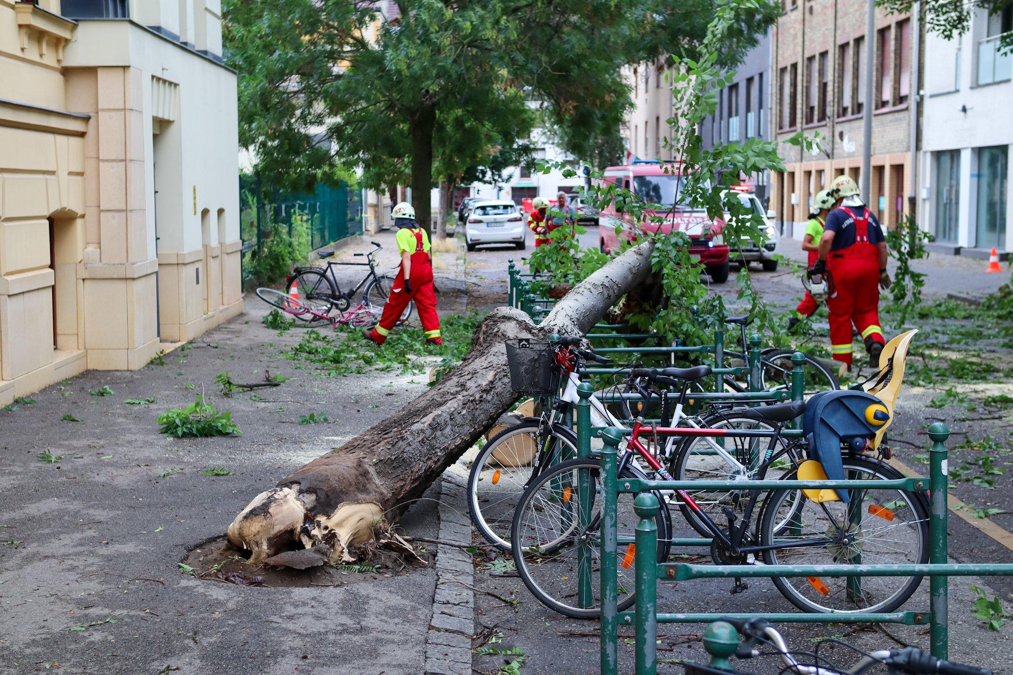Severe storm batters Szeged, hundreds of damage reports – another powerful storm possible today