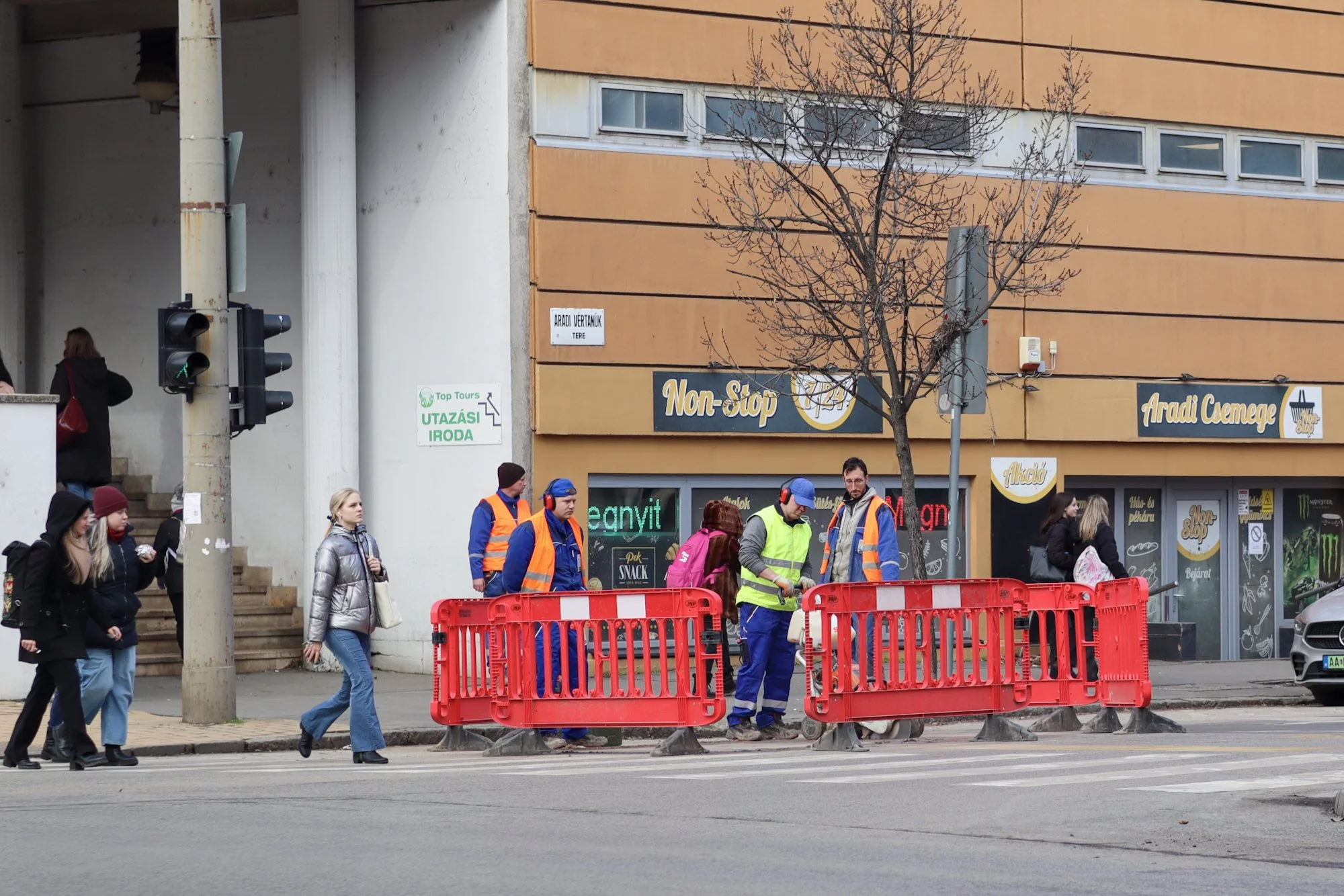 Traffic changes begin Wednesday at Aradi vértanúk Square as water main replacement starts