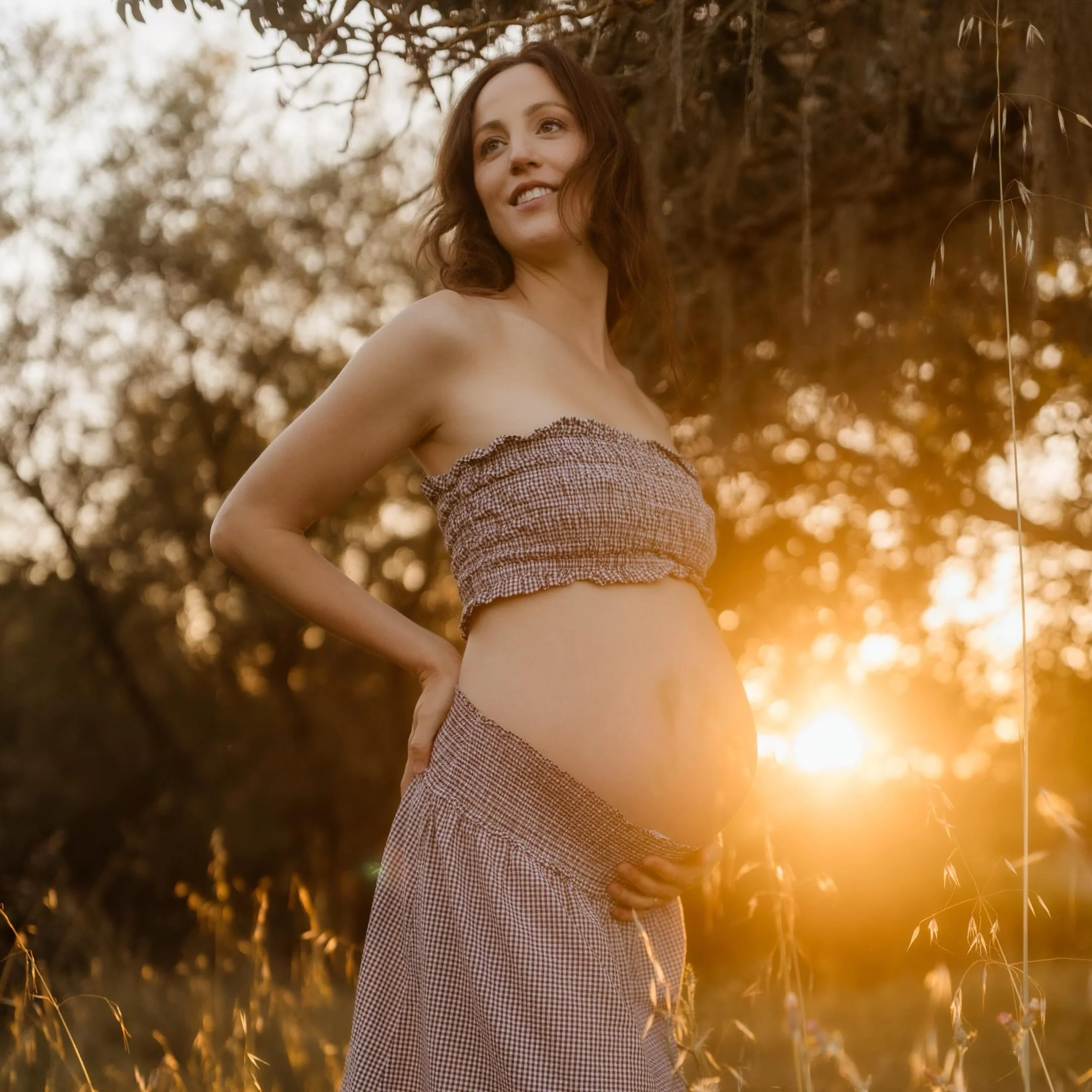 Some women get pregnant and some turn into a literal maternity model. ✨