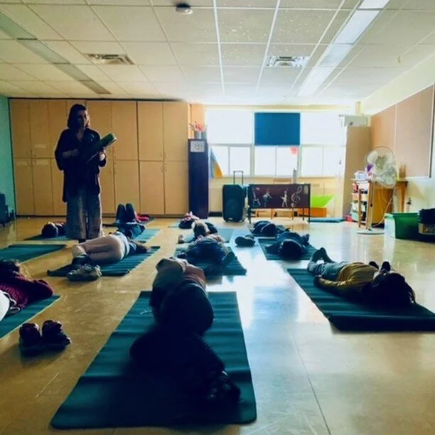 Un petit rêve s'est réalisé ✨
Je suis allée à la rencontre de 2 groupes de 2ième année pour leur faire vivre un bain sonore et leur faire découvrir de nouveaux instruments!! Nous avons explor&ea