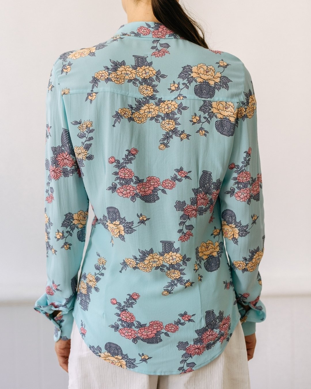 Included in this blouse are elegant silhouette hourglass shaping at the waist and a no-gape CurveShape placket (our unique solution to prevent gapes in stretchy fabrics!). Beautifully draped and figure-gracing. Thoughtfully hand-crafted. 

#sustainab