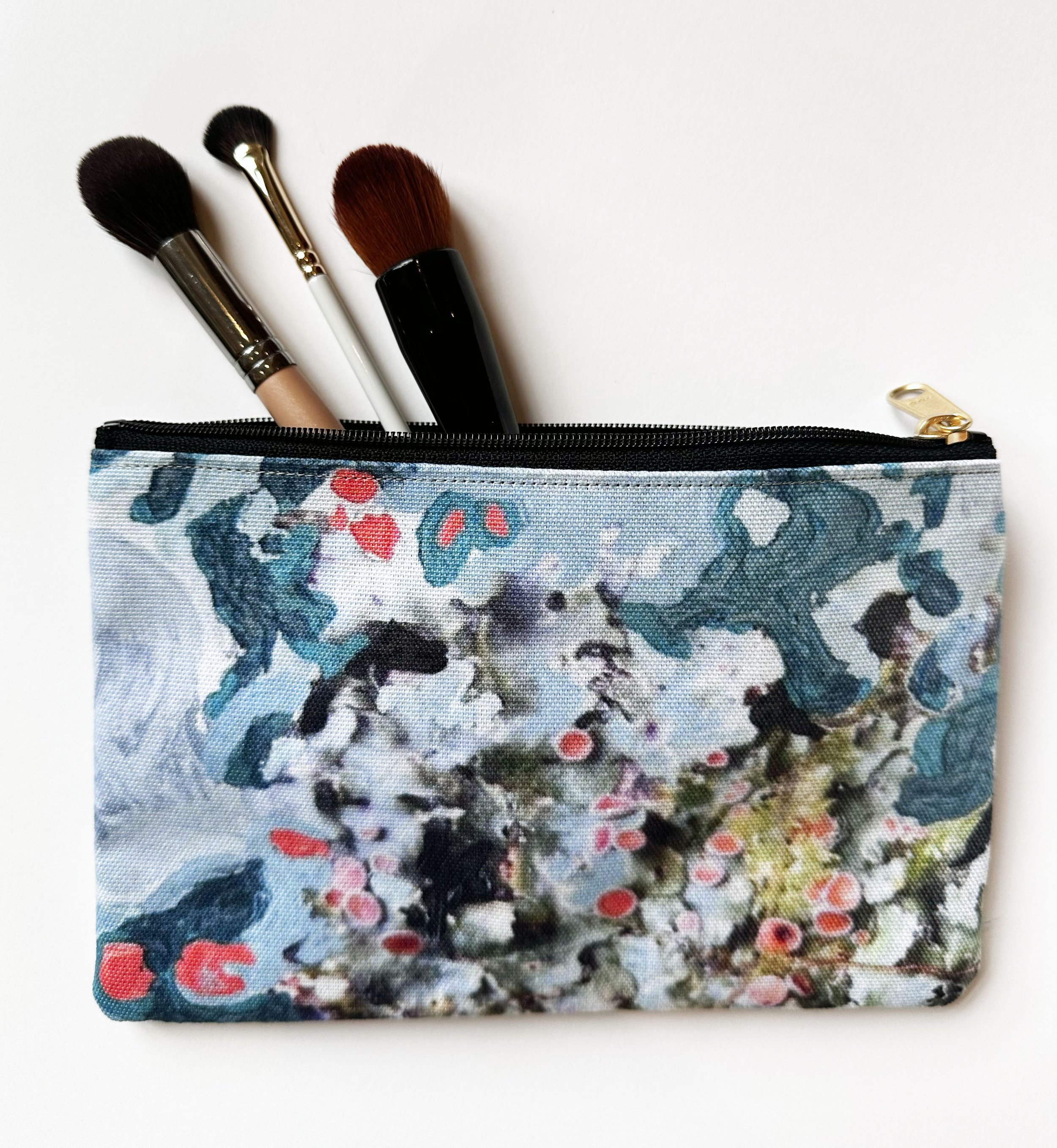 Pouch-with-brushes.jpg