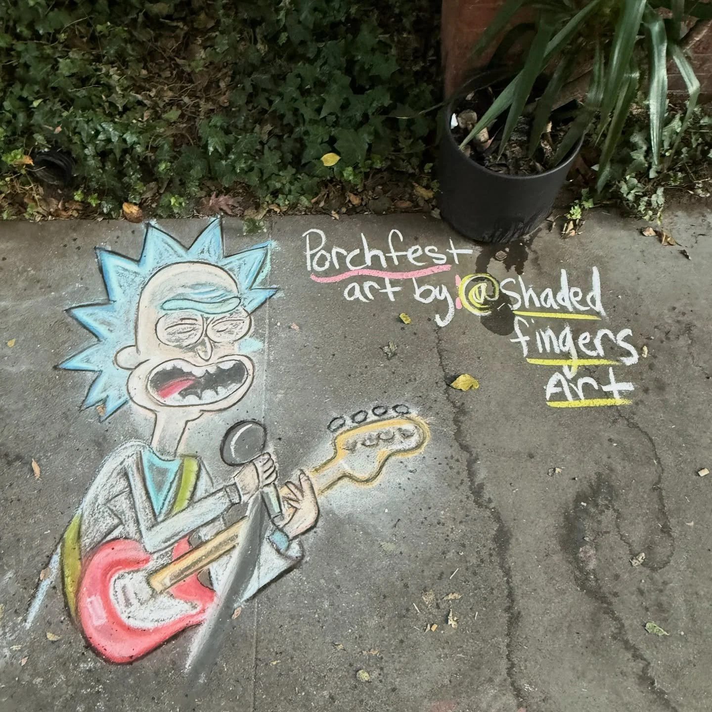In case you get lost in the music and atmosphere of Sac PorchFest&hellip; the line up is chalked in front of each respective Porch! 🏡 🎶 
AND directional arrows/information is written on the sidewalk to guide you ➡️ 
Double check set time vs which s