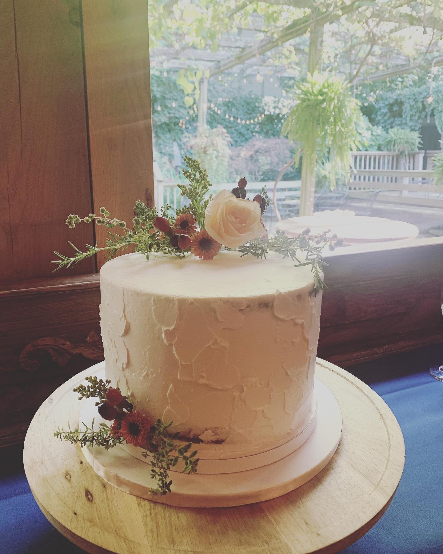 I could hardly wait to show you all this sweet wedding cake. I pulled herbs straight from my garden for this little beauty. Semi-naked with texture. Strawberry cake inside, Italian meringue buttercream. @gardenroomfayetteville was the perfect space f
