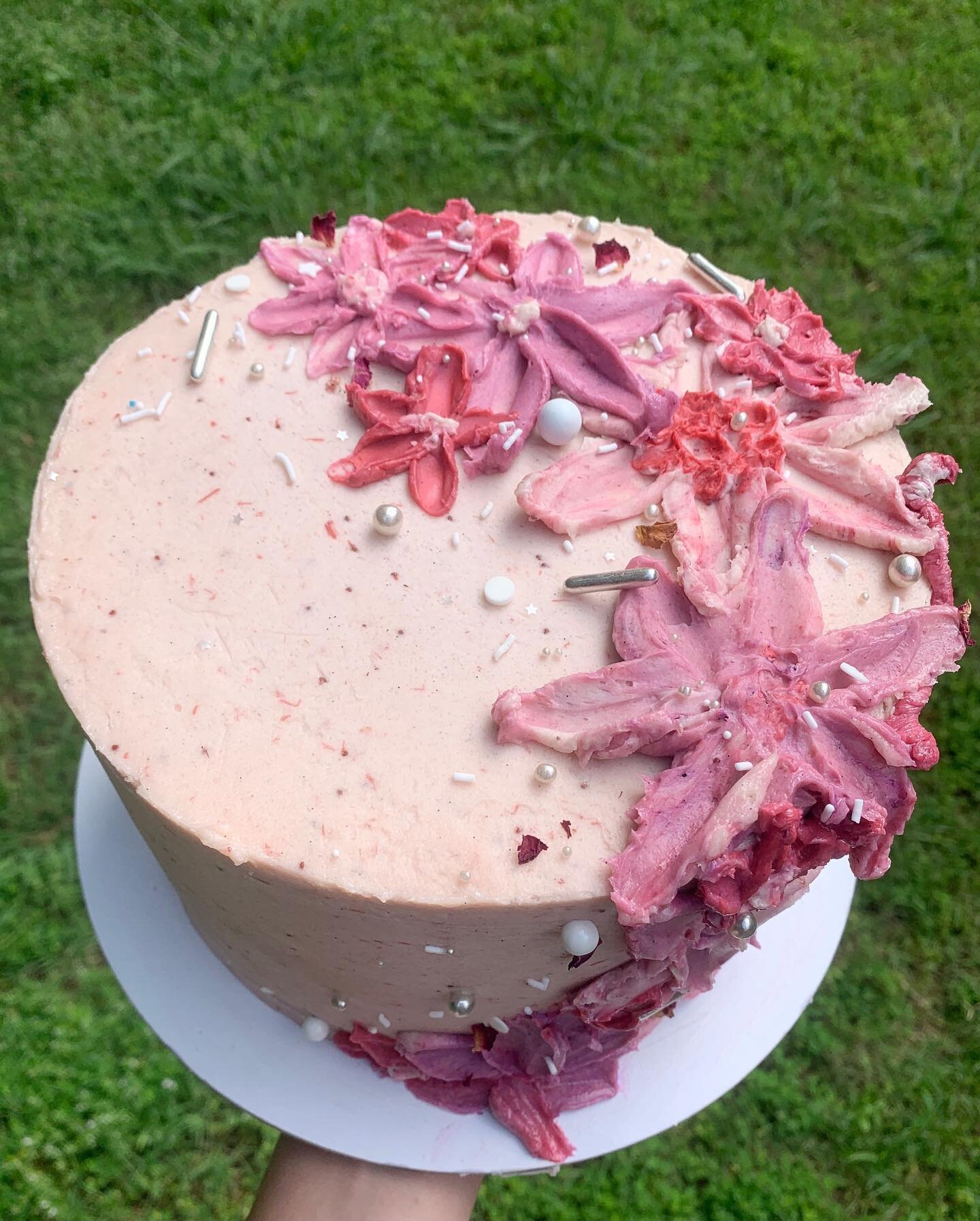 Strawberry cake to celebrate my sister&rsquo;s birthday! I traveled 4 1/2 hours with this baby. AC was on high!! :) 
 

#fayettevillearkansas #fayettevillear #nwa #nwarkansas #pink #cake #strawberrycake #strawberry