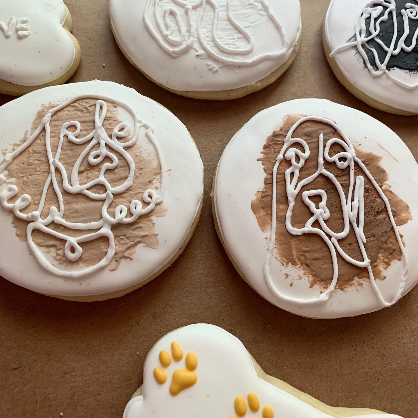 Sweet pup cookies for our favorite veterinary clinic in town. @mountcomfortvet 

#fayettevillearkansas #fayettevillear #fayettevilledogs