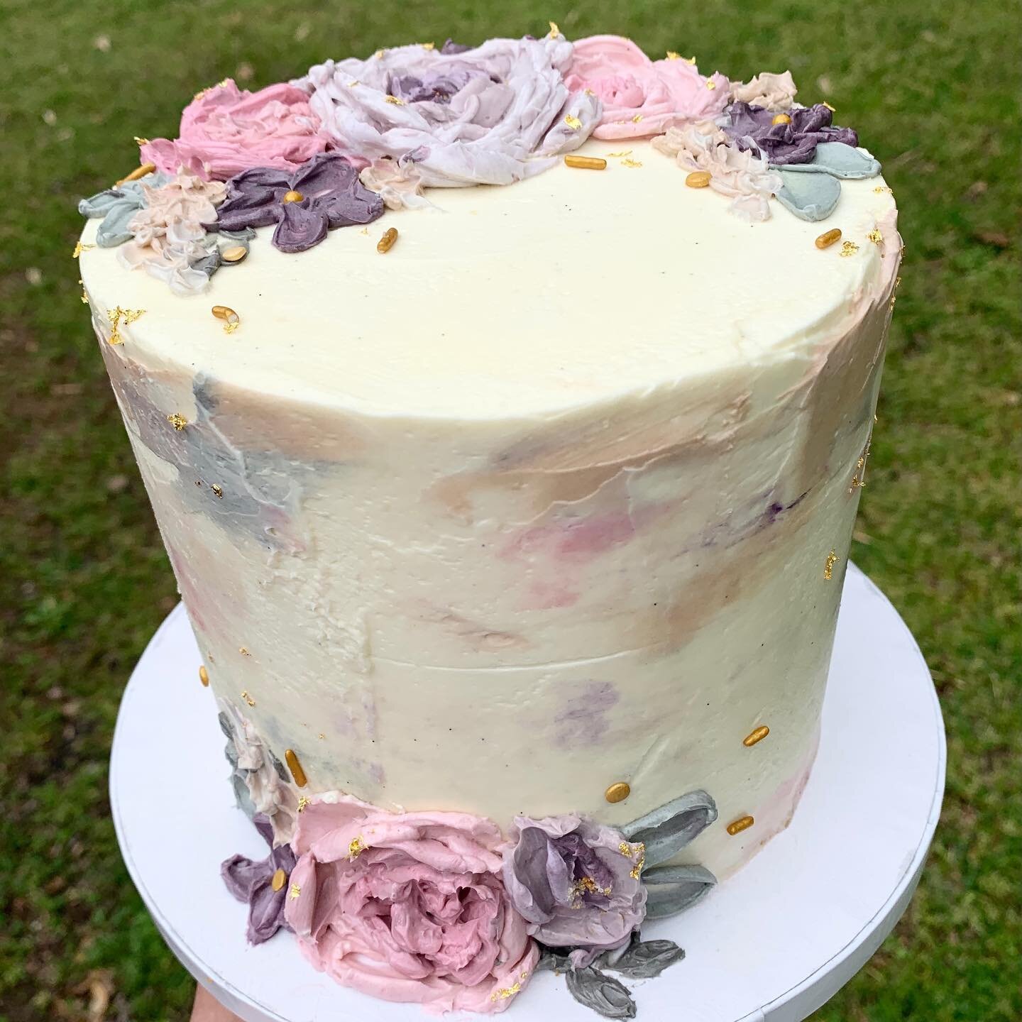 This cake reminds me of a vintage teacup. Sweet and classy and it&rsquo;s super yummy! 

Have I ever mentioned how much I love Swiss meringue buttercream? It&rsquo;s just smooth and light, and never too sweet. It also is very fun to decorate with. 🌺