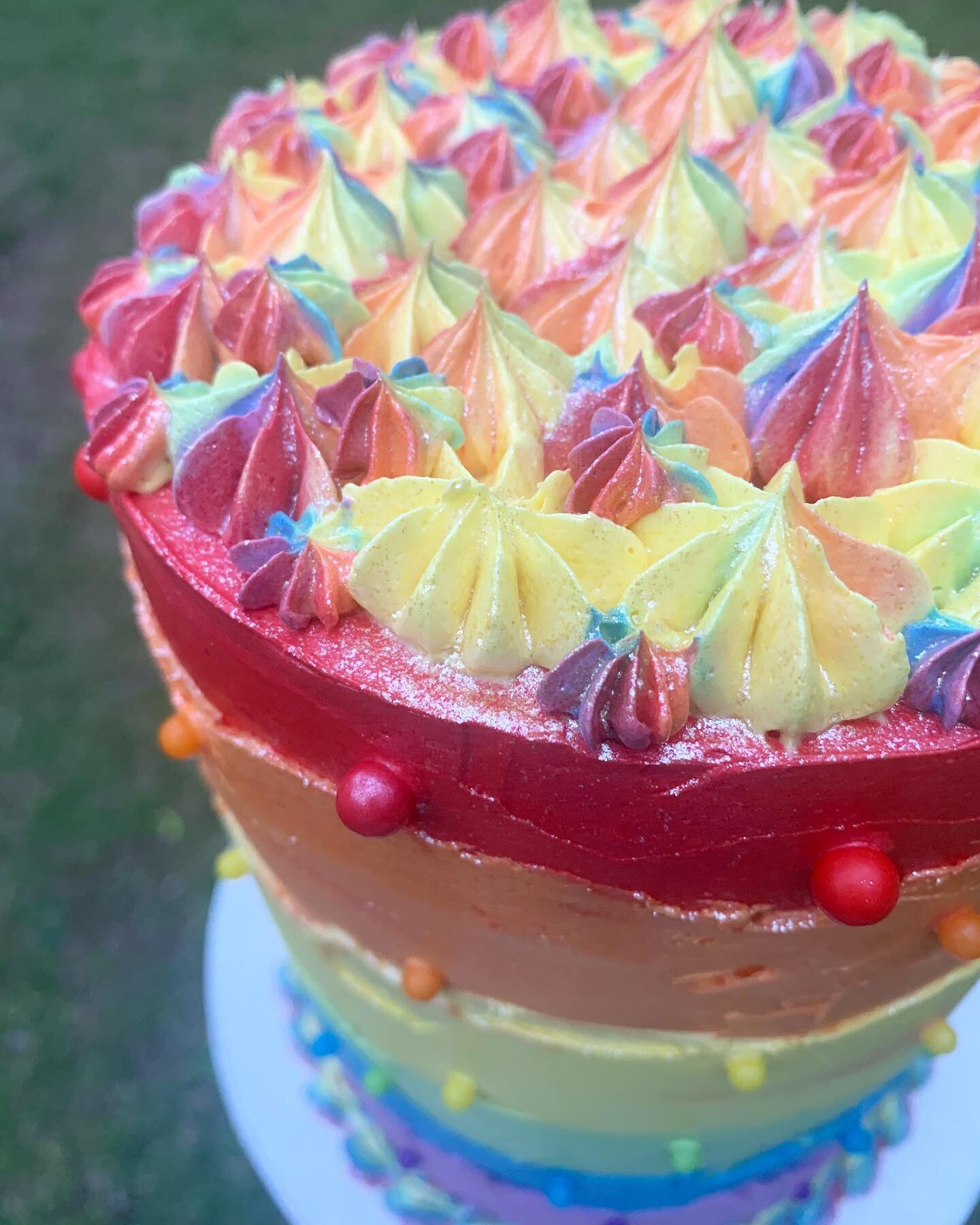 6 layer rainbow cake! As much fun on the inside as it is on the outside! 🌈🌈🌈

#rainbowcake #rainbow #fayettevillearkansas #fayettevillear #nwa #nwacake