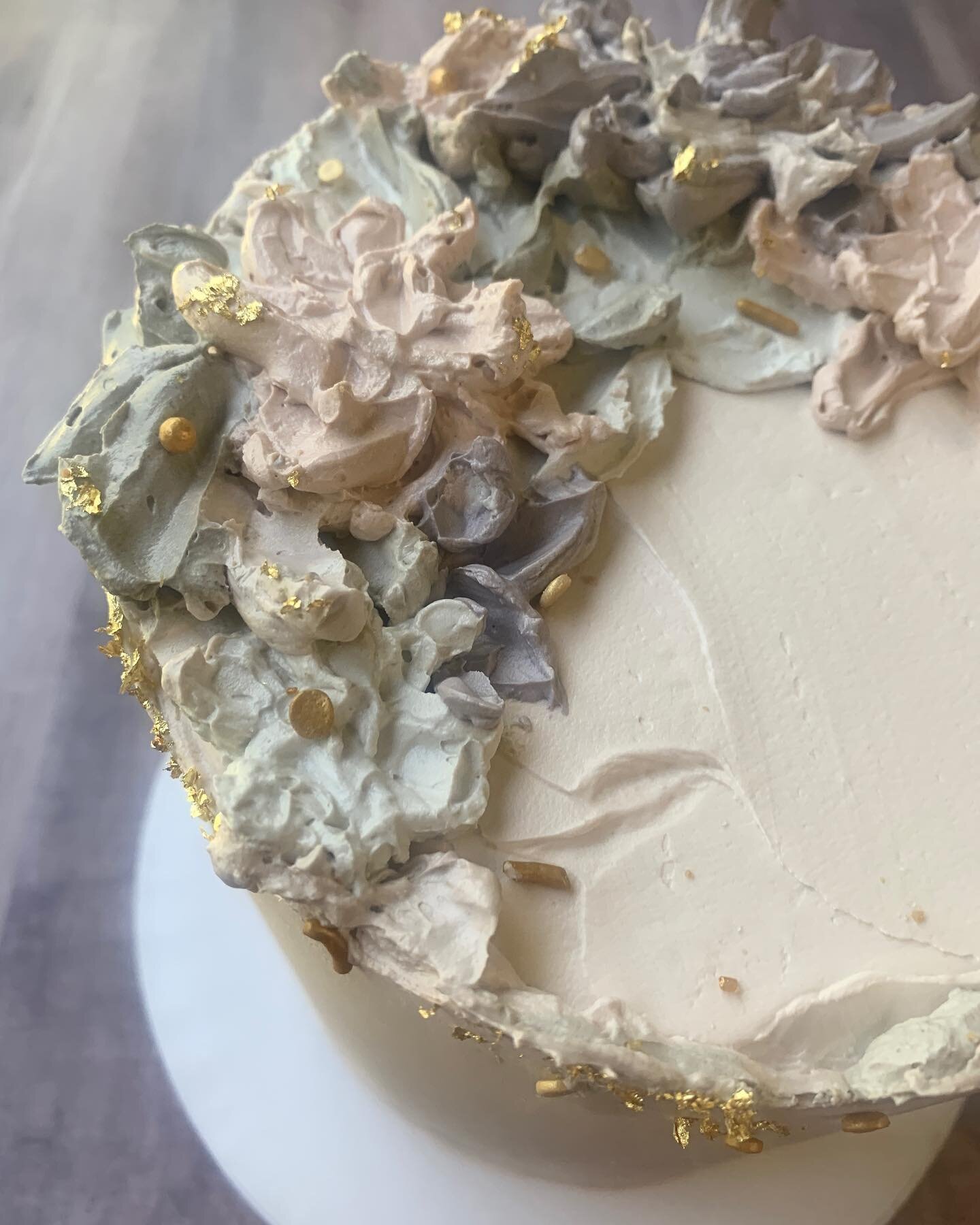 Oil painting style cake with a touch of gold. ✨✨✨

Vanilla cake with vanilla Swiss meringue buttercream. A classic. 

#cake #vanilla #swissmeringuebuttercream #fayettevillear #fayettevillearkansas #fayar #nwa #nwarkansas