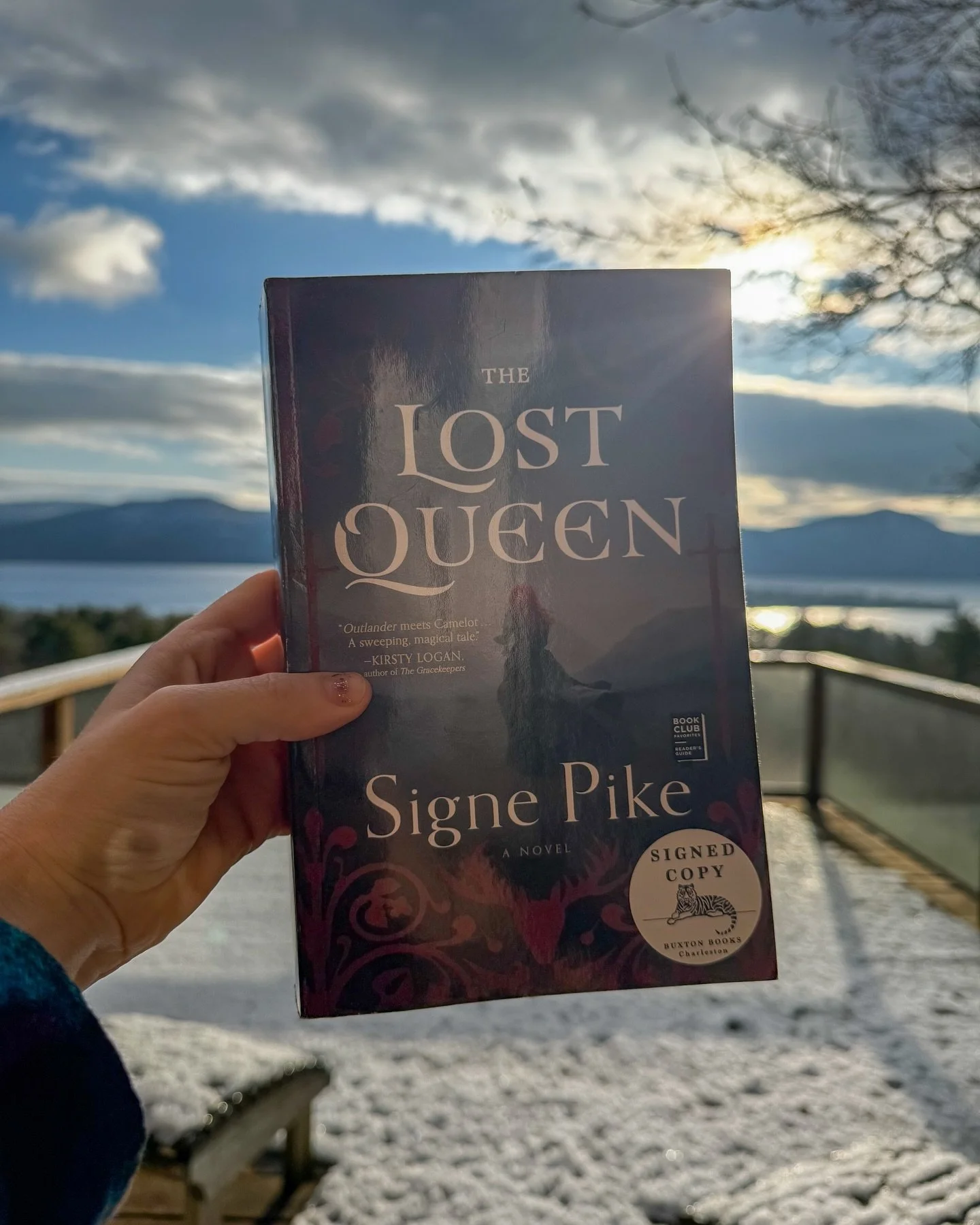 Our final pick of 2024 is here: THE LOST QUEEN by @signepike 😍

Think Outlander x Camelot x Mists of Avalon. This is the first book in Signe&rsquo;s series that reimagines the Arthurian myth (the third book comes out this month), and she also happen