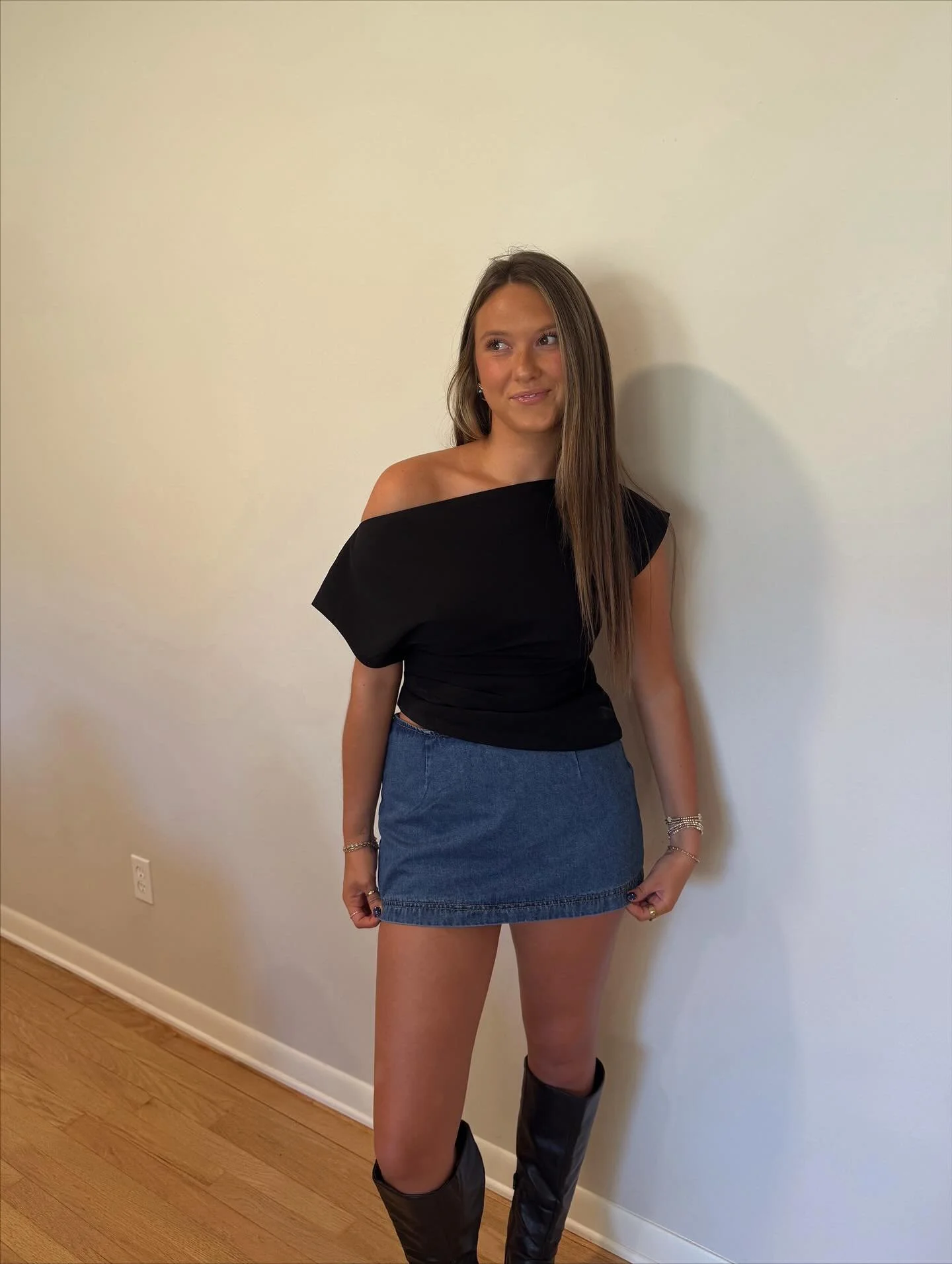 grab your bestie and shop your new favorite top 💳💖 our “glenna top” in two colors!