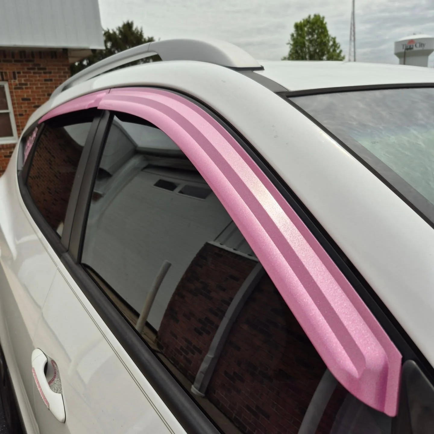 The client came back for some extra accents...
&bull;
&bull;
&bull;
#carwrap #paintisdead #wewrap #cargraphics #vinylwrap #pink #glitter #accents