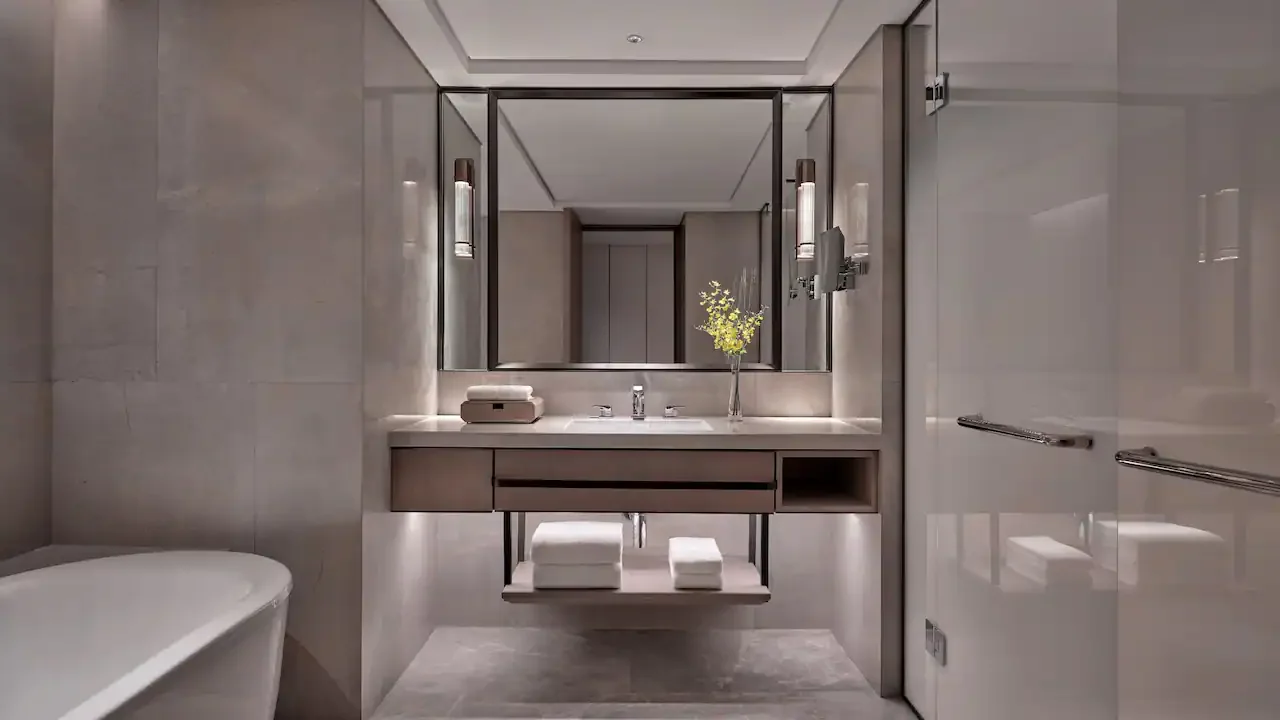 BEIGH-P0469-One-King-Bed-Deluxe-Bathroom.16x9.webp