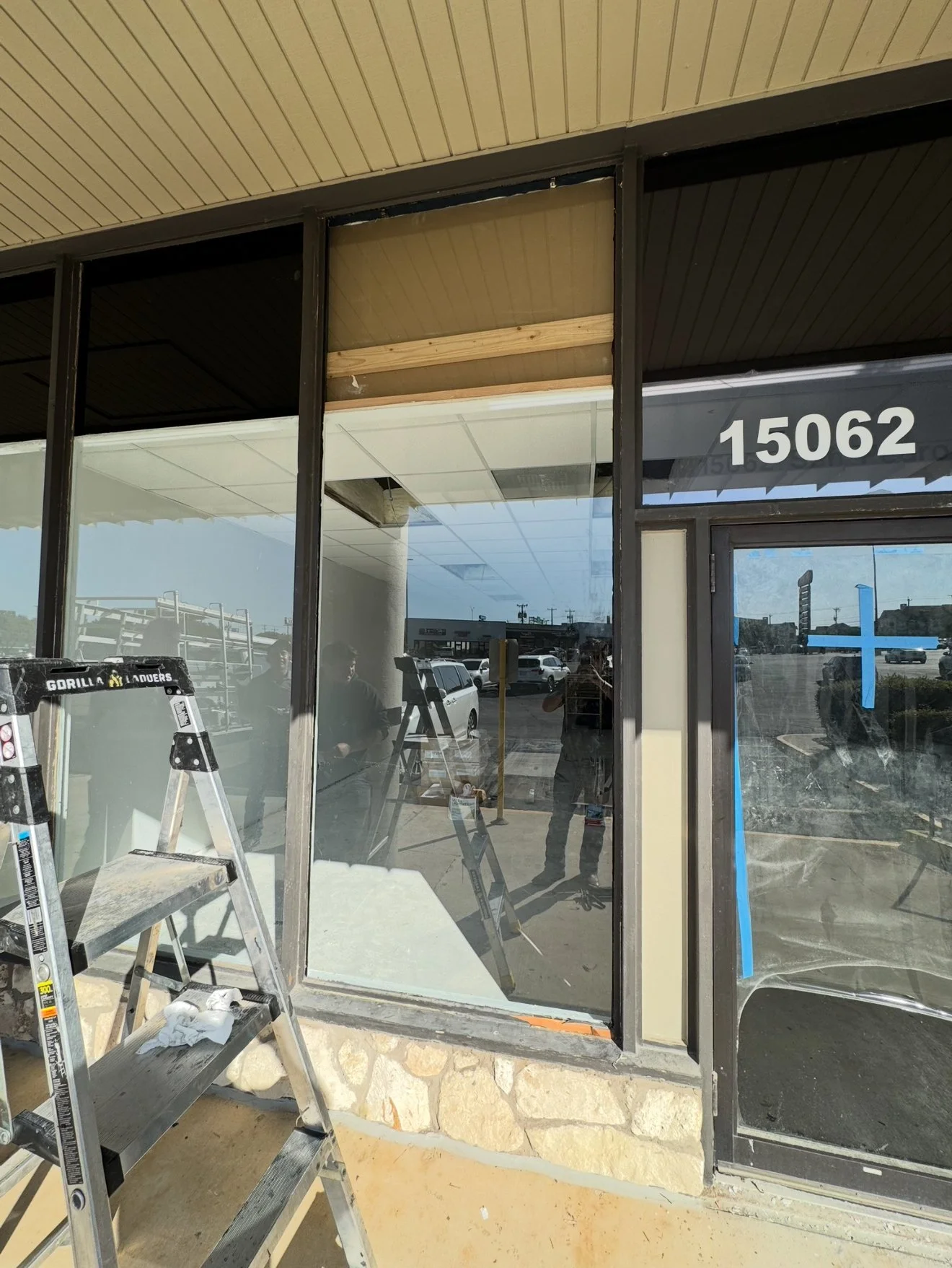 Commercial storefront laminated glass replacement completed in Live Oak, Texas