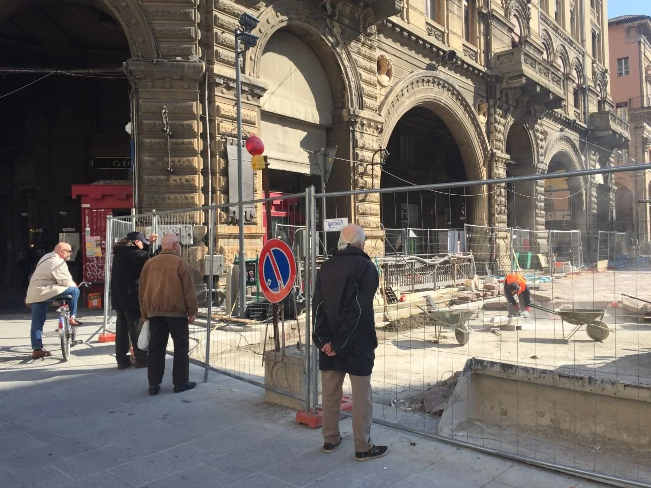 What’s “L’umarell” in Italy?