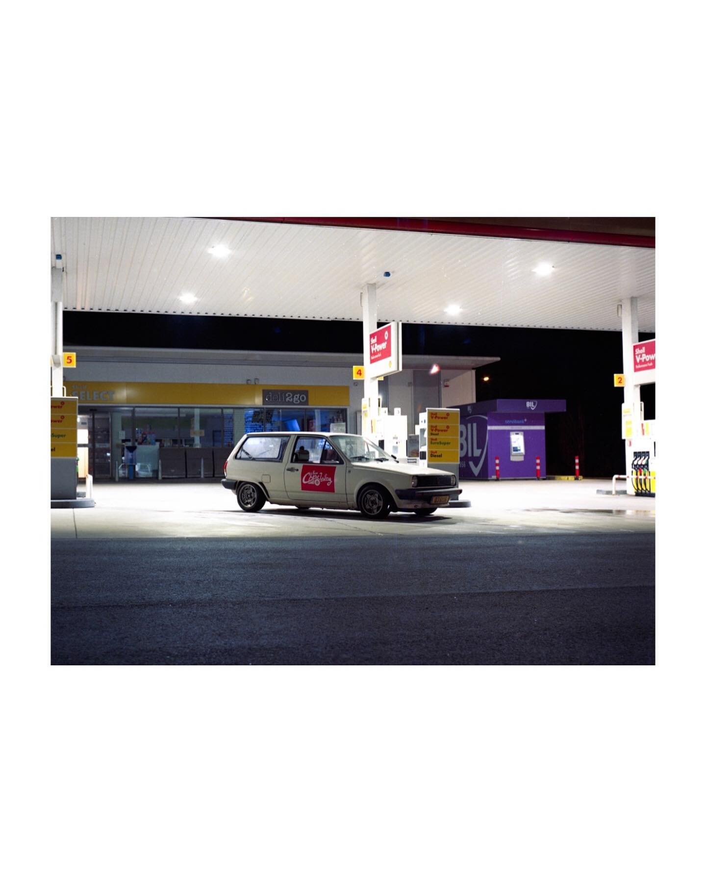 FUEL RUN 1
Camera: #mamiya645 J
Film: Kodak #portra160
Car owner: @nicolascw
18.03.2022 
.
.
.
.
.
#kodakfilm #kodakportra #kodakportra160 #filmphotography #nightphotography #120film #120filmphotography #mamiya #mediumformatfilm #gasstation #gasstati