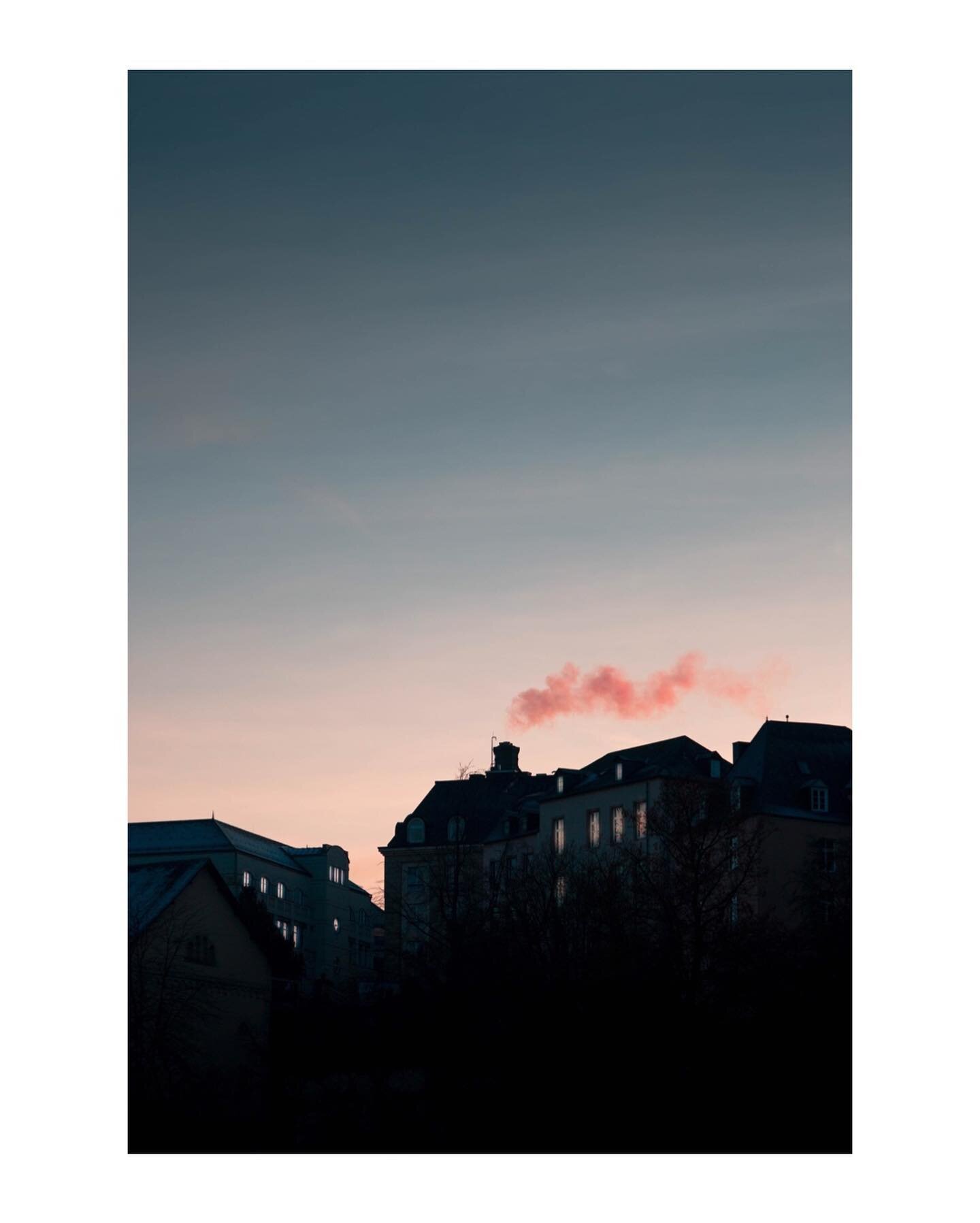 Am Nom&euml;tteg duerch d'Stad trellen 🌝
.
.
.
.
#canoneosrp #streetphotography #photography #canon #canoneos #lightroom #sunset #moodyphotography