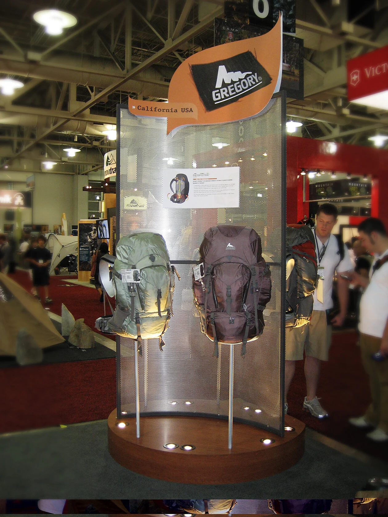 Example of simplified in-store display showcasing the technical features and benefits of the products