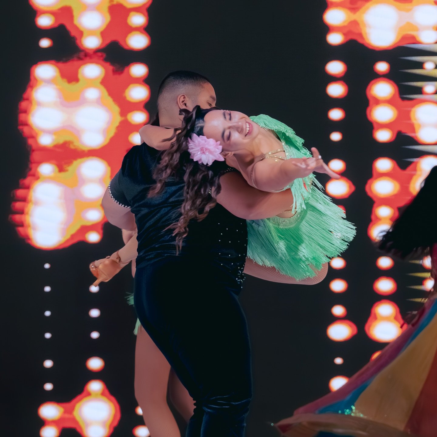 ✨BRDRLESS AT DIWALI FESTIVAL OF LIGHTS 2025✨

The dancers set the stage on FIRE and had the audience dancing with them 🫶🏼

Choreographers: @anchal.choreo @rashnica.ravi @hajanan.mohen @kalpi22 

📸: @ss.vsns 

Thank you @diwalifestivaloflights team