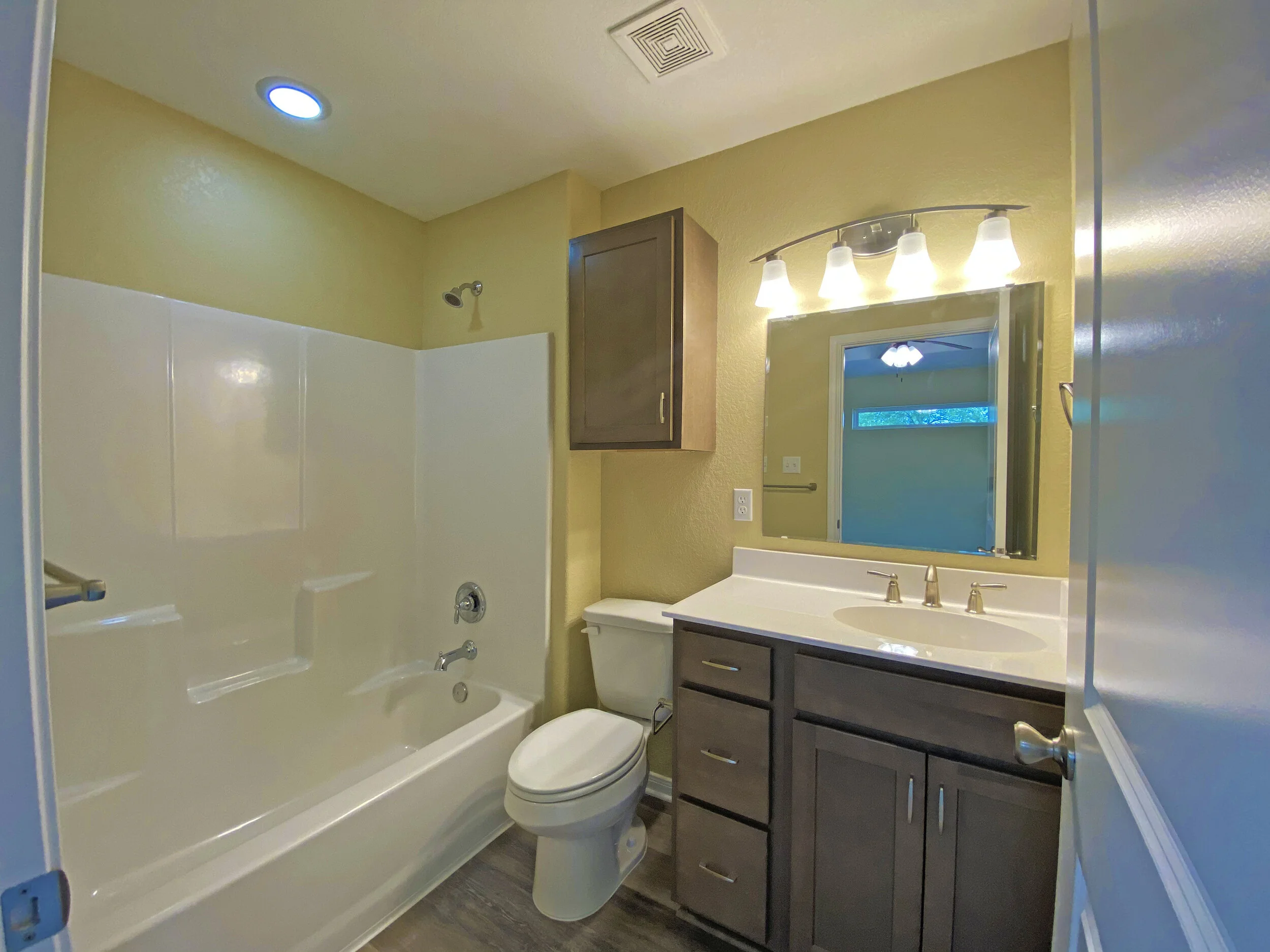 Primary Bedroom's Bathroom