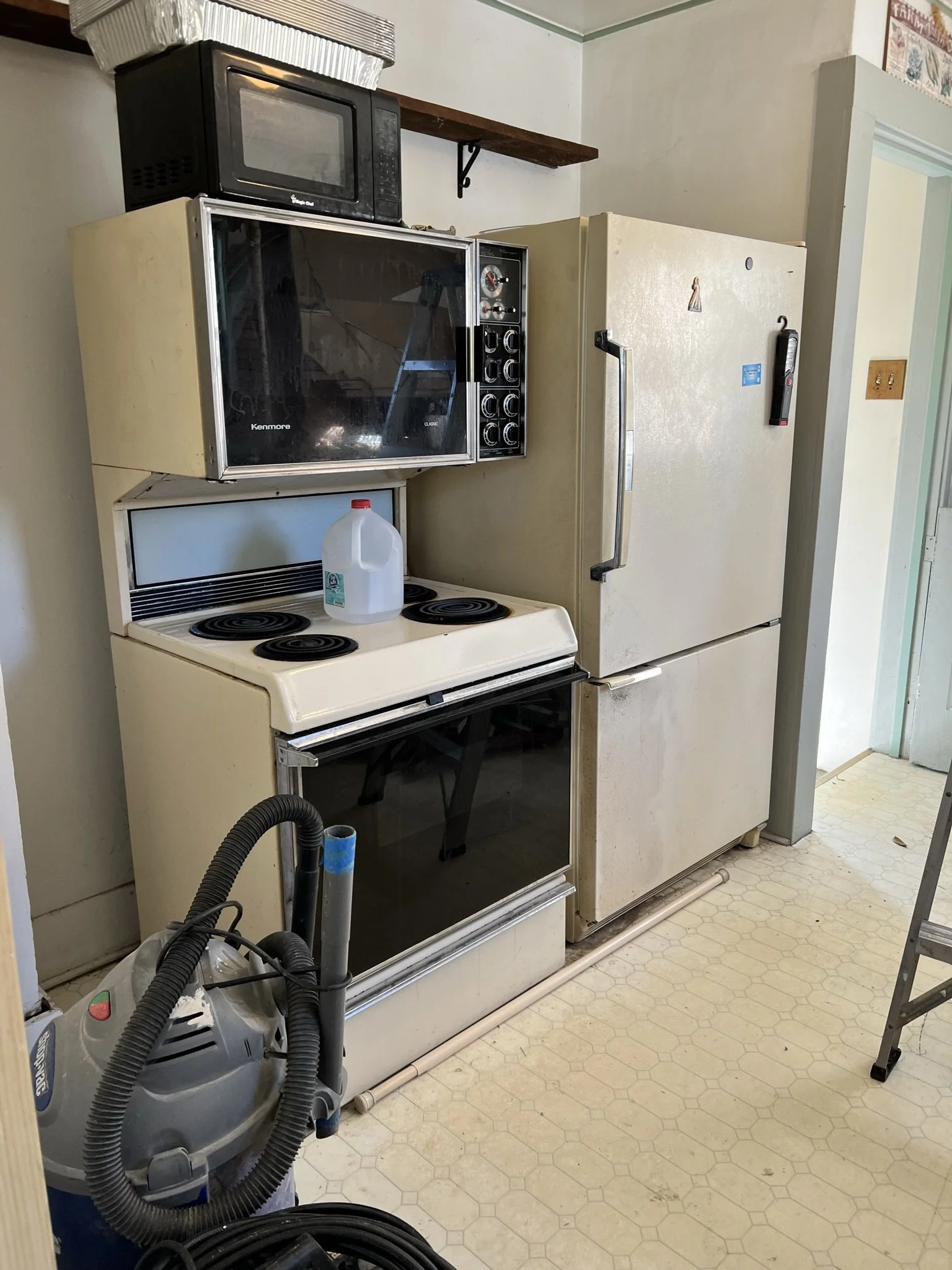 Kitchen - before pic