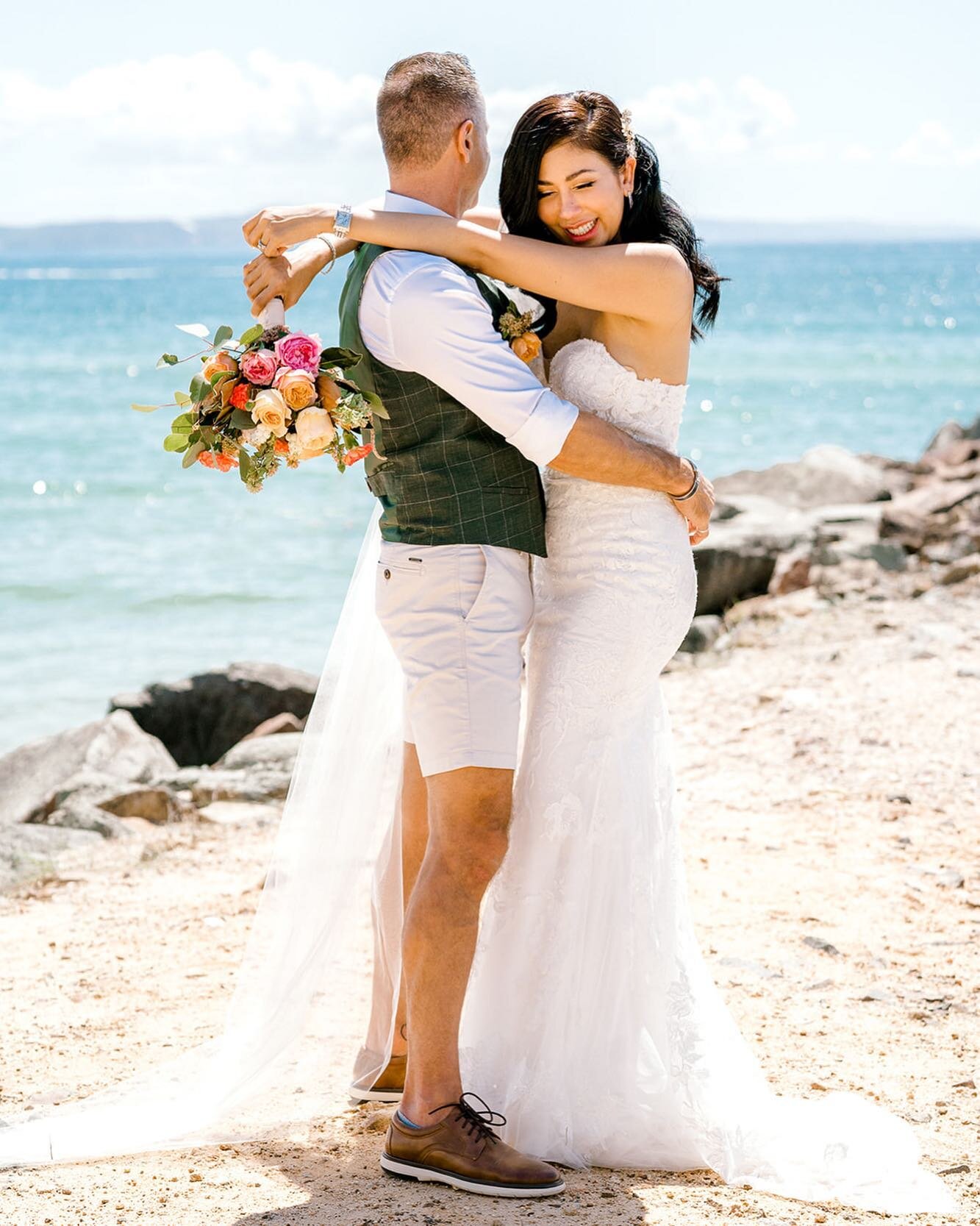 Our Noosa elopement packages are always amazing.📸 @lindy.photography @sunshineweddingsau @silkhairandmakeup_ @ochrefloraldesign @pqnoosa_patricia_celebrant @noosaboathouseweddings 🥂