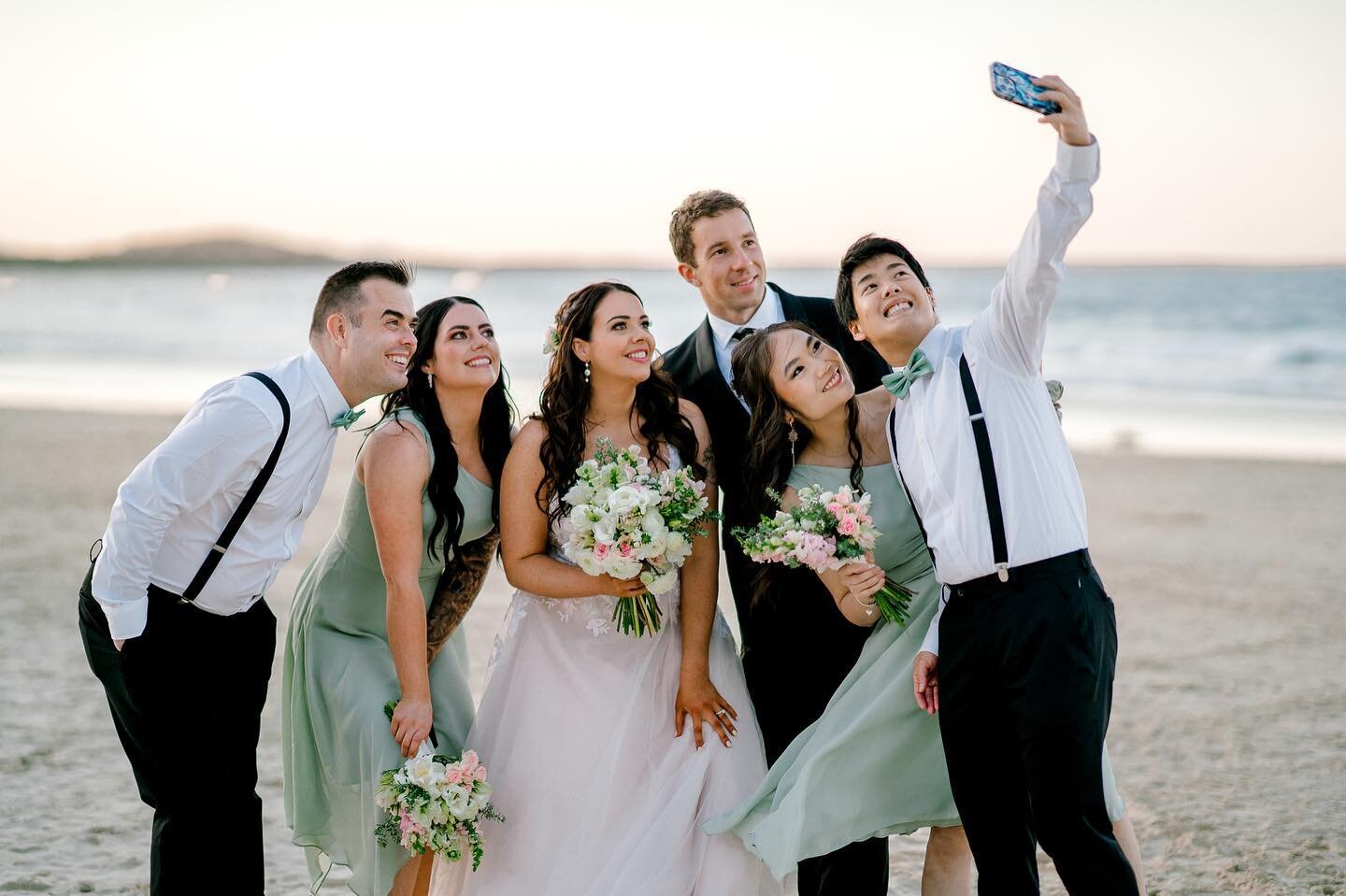 Bridal Party Selfies 📷 What an absolutely amazing afternoon with this gorgeous group.
Congratulations Rebecca and Ilia 🥂@lindy.photography @sunshineweddingsau @flax_flower_ @noosa.elopements @noosaweddings_