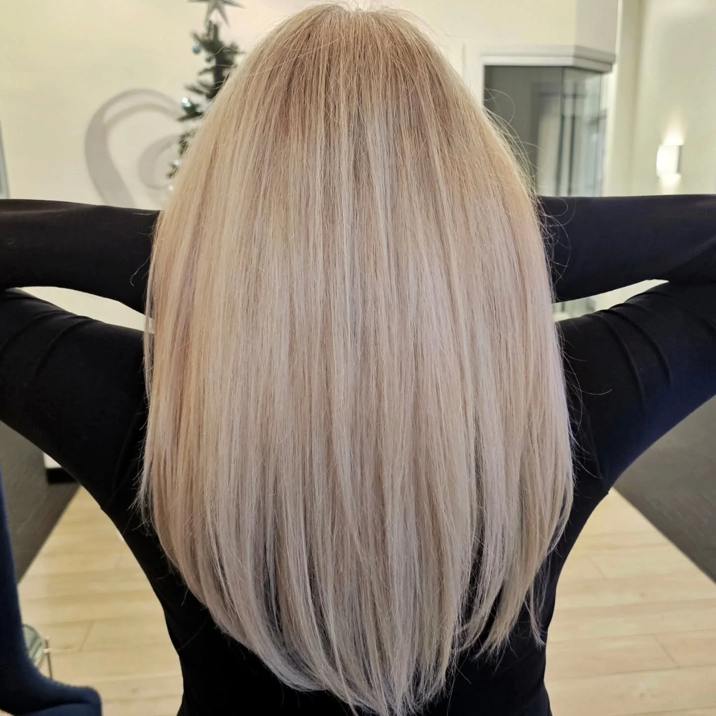 Low maintenance bright blonde?! Sign me uuuuup.
I really do think that our natural color is our most flattering color. Sometimes it just needs an extra little sparkle.

By doing a heavy highlight into her natural regrowth, we were able to create a su