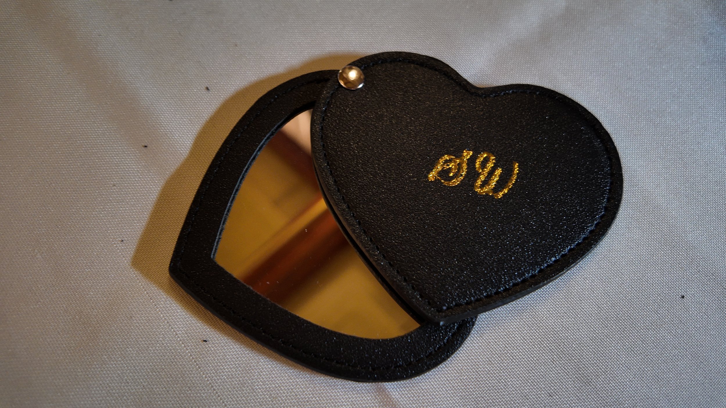 Leather heart mirror engraved in gold with initials "SW"