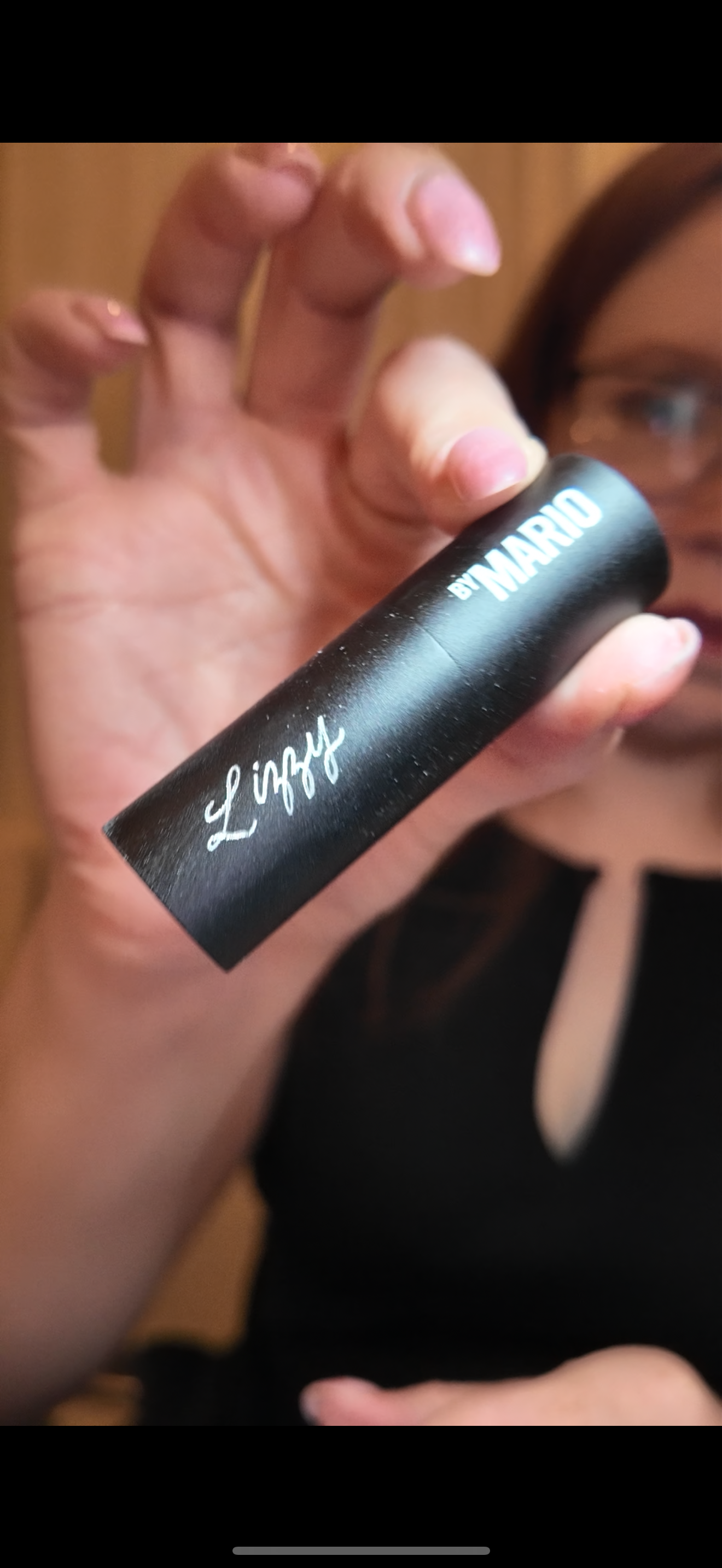 Engraved Mario lipstick with the name Lizzy in silver calligraphy