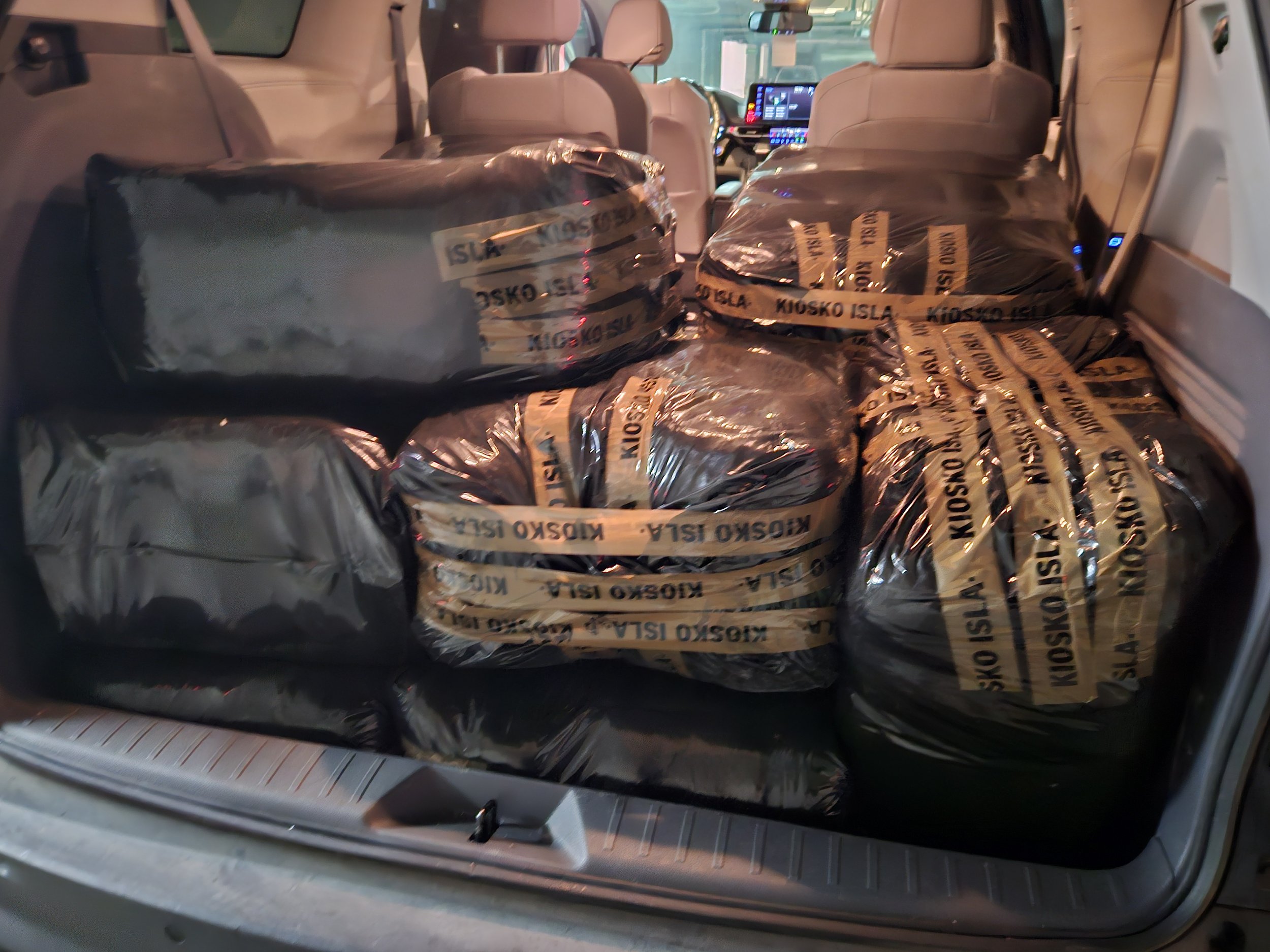 차에 가득실은 선교물품.jpg
