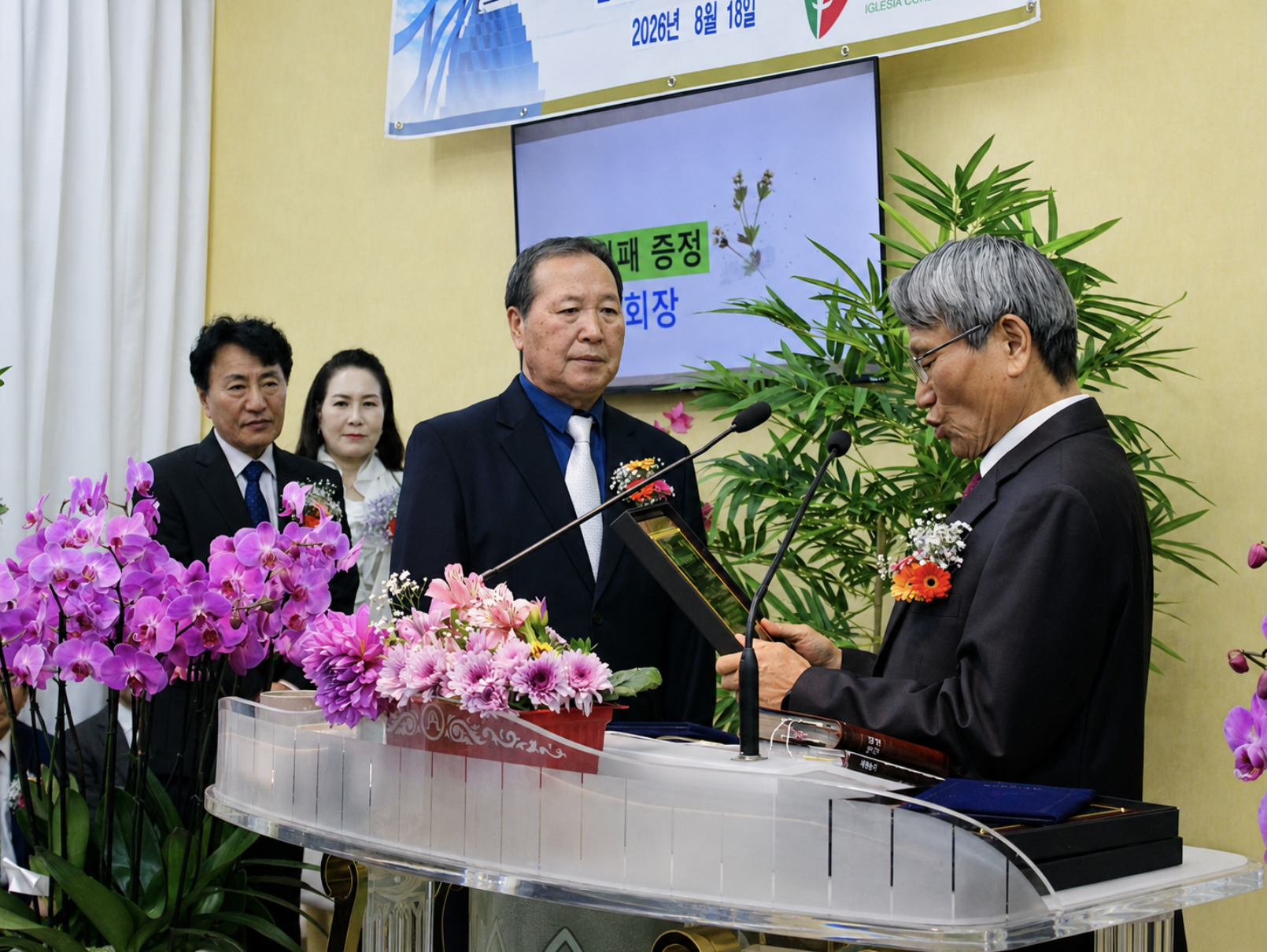 정경진 집사 임직패 증정.png