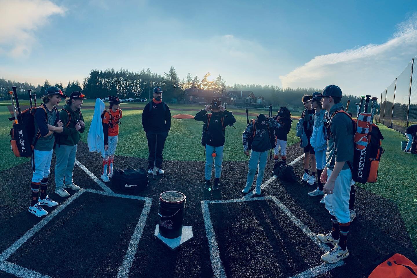 Sunday baseball ⚾️☁️

#Sluggers #baseball #workout #baseballlife #travelbaseball #baseballislife #baseballism #spring #winter #Travel #youthbaseball #Oregon #Northwest