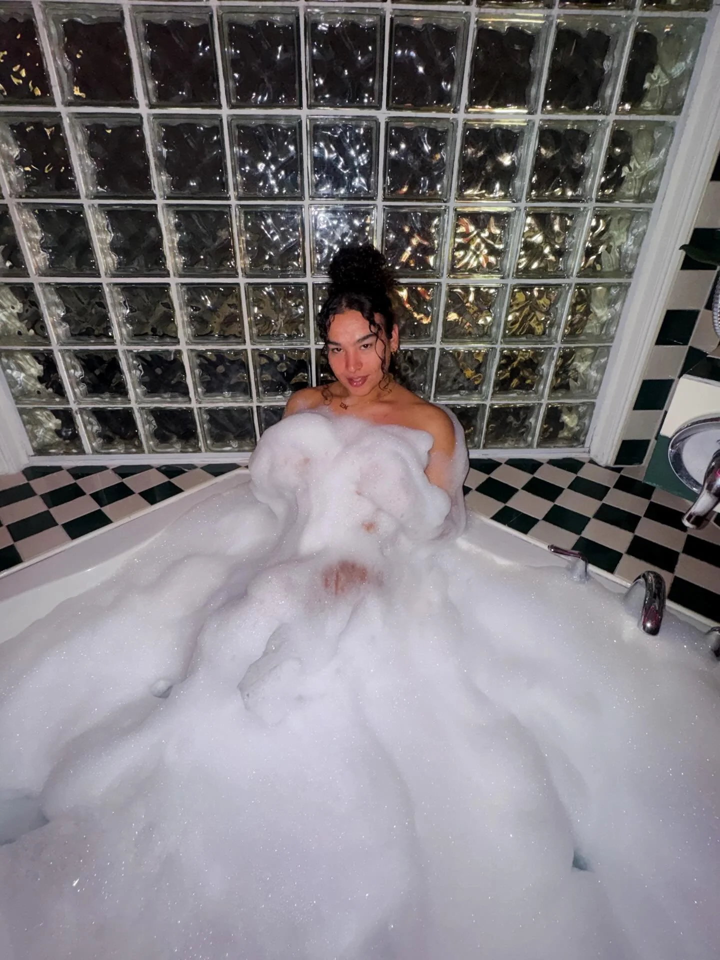 t4t bubble bath?? 🥹🫧🏳️&zwj;⚧️ in honor of my first hrt appt tmrw 🩷 so very thankful for @issanecla 

#t4t #transcouple #trans #🏳️&zwj;⚧️