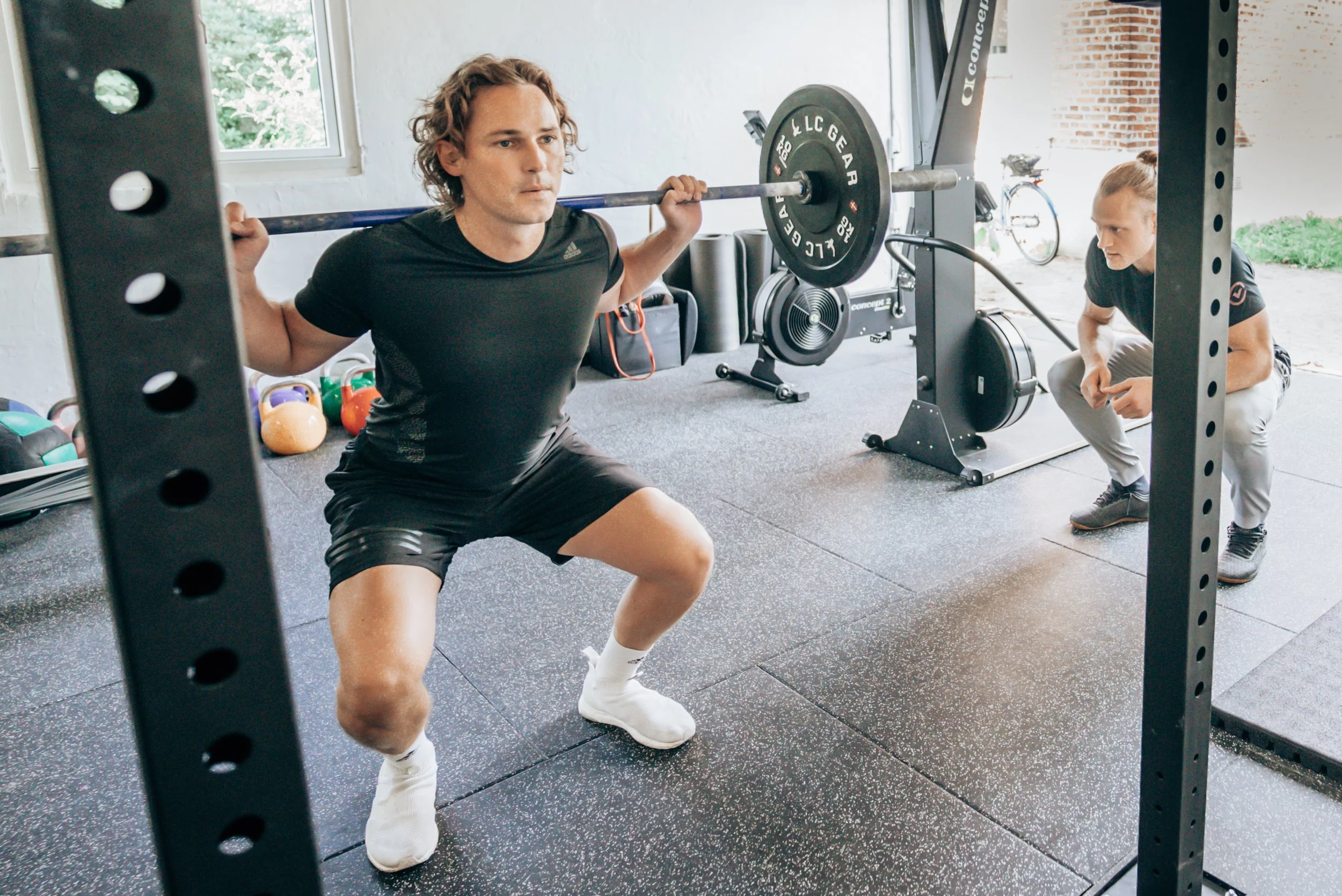 Personlig træning med squat under vejledning af træner