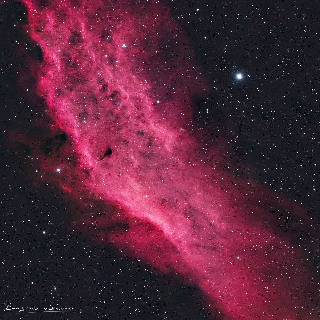 THE CALIFORNIA NEBULA

The&nbsp;California Nebula&nbsp;(NGC&nbsp;1499) is an&nbsp;emission nebula&nbsp;located in the constellation&nbsp;Perseus.  Named after the nebula&rsquo;s resemblance to the US State of California, it is extremely large. 

Even