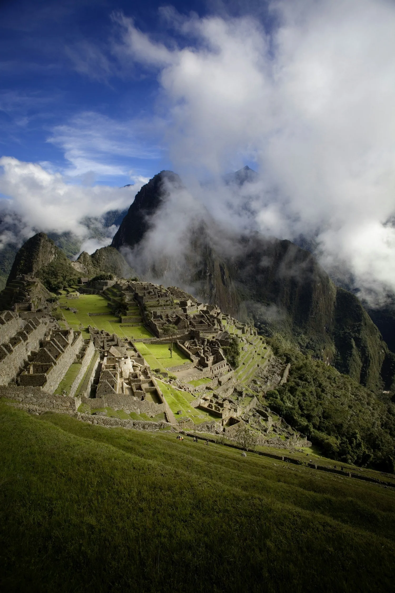 Machu Picchu zwischen grünen Andengipfeln in Peru