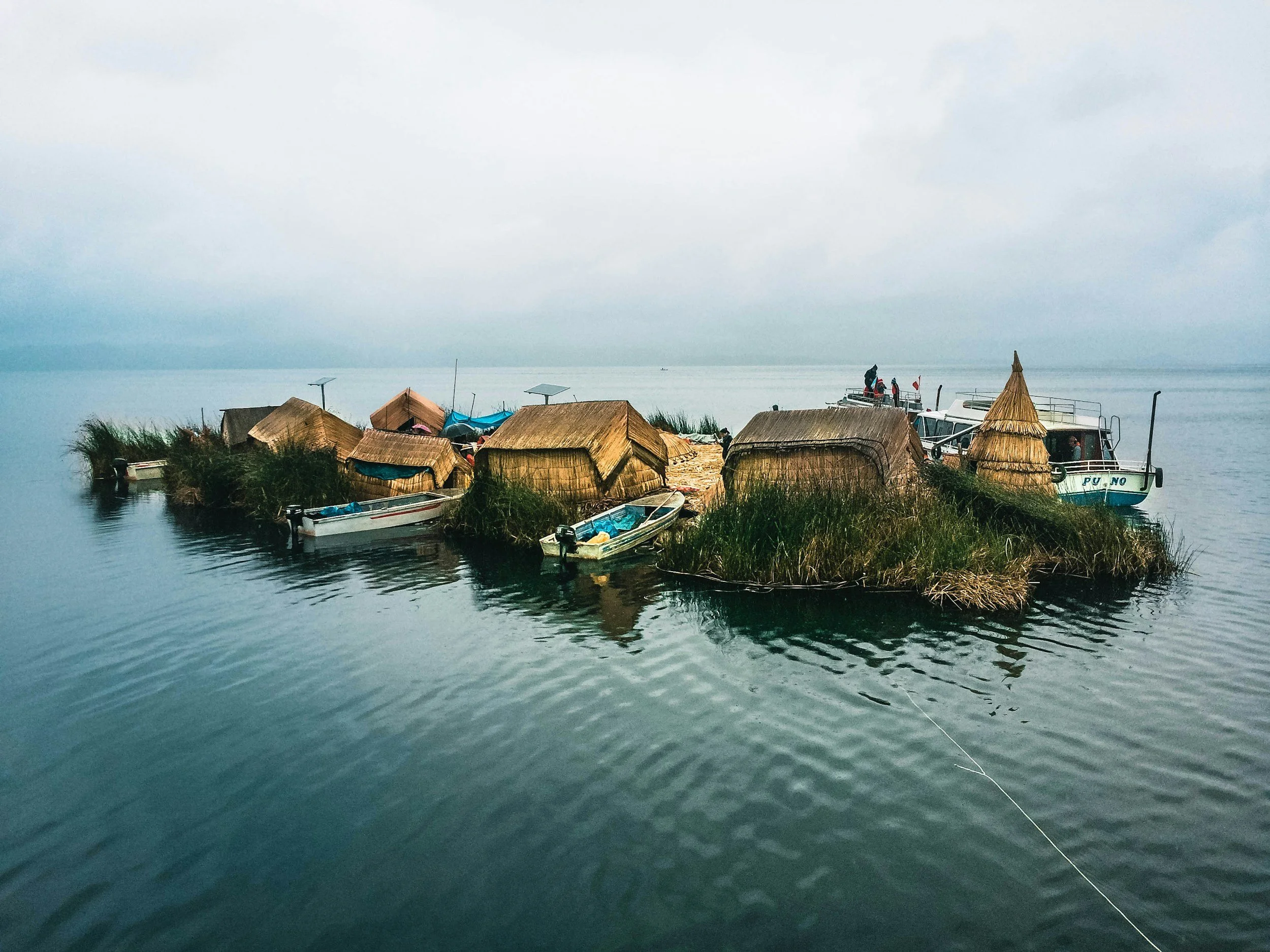 Begegnungen am Titicacasee. Über die Uros-Inseln reisen wir nach Amantaní und übernachten bei einer Gastfamilie. Über Taquile geht es zurück nach Puno.