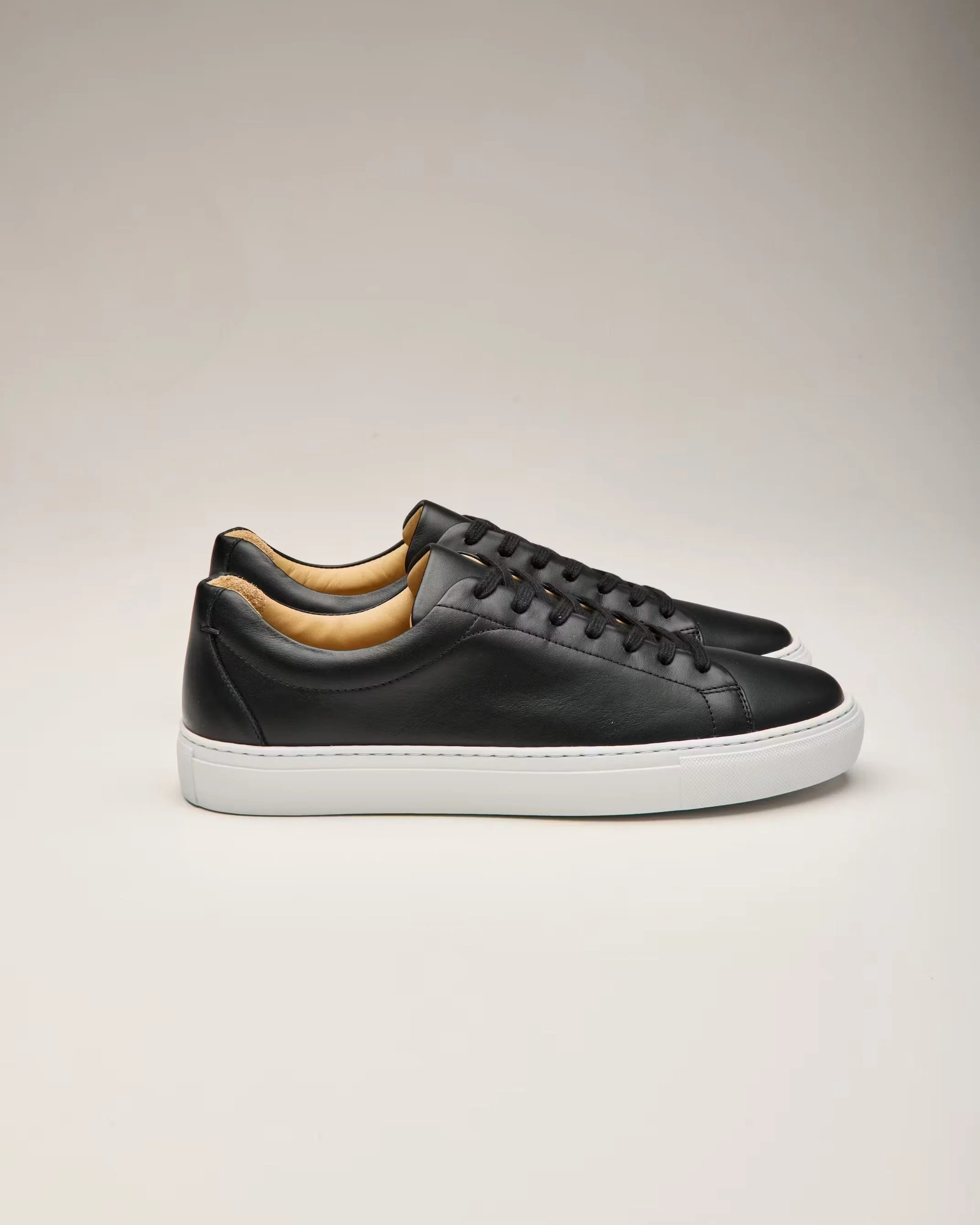 92926_LUCA_Court_Sneaker_Black_05_Studio.jpg