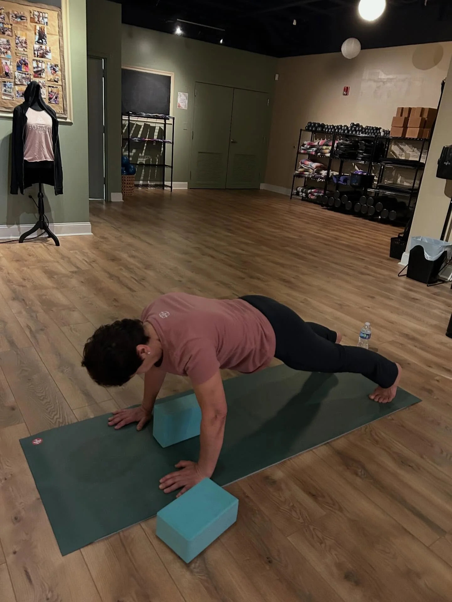 This Sunday, join Natela for a dynamic Pop Up Cardio Sculpt Class at 1:30pm, featuring a mix of cardio, yoga, and strength training. Don't miss out - reserve your spot with your membership, class package, or Drop In. #solaceyogastudio #yoga #concord 