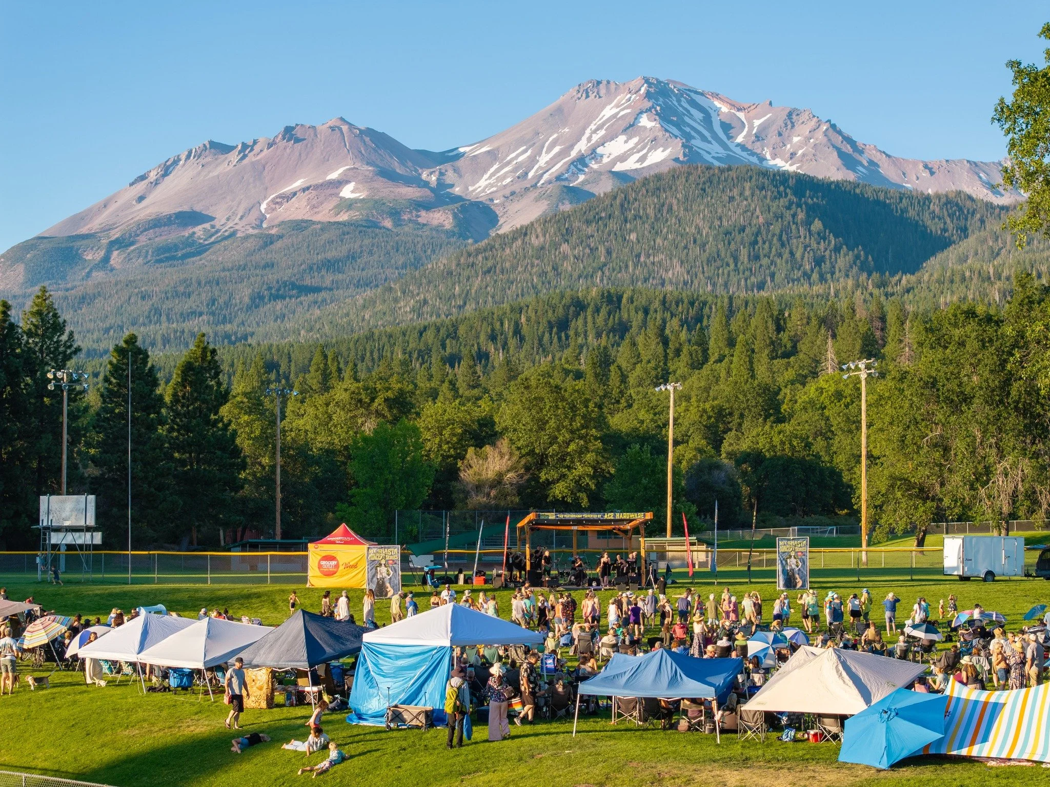 Still buzzing from last Sunday&rsquo;s concert in the park with @secretsocietyhandshake!

See you again on the 17th with @sundownpoachers ??😉

@mtshastaconcertseries 

#MtShastaMusicFest #VisitMtShasta #ShastaVibes #LiveMusicUnderTheStars #Community