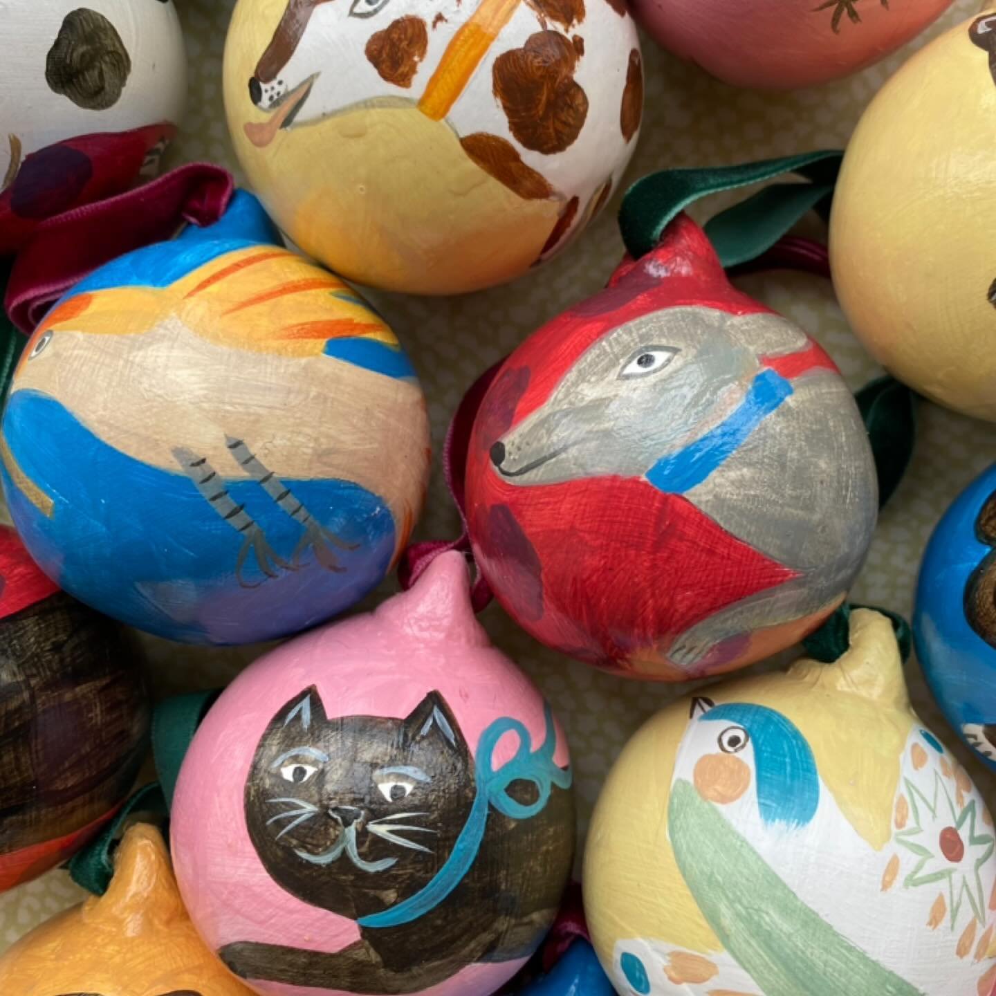 📣 A small group of ornaments are in my shop now. 📣 

My newsletter subscribers got the first opportunity to shop the collection, many thanks indeed to those who made a purchase!

#ornaments #handpaintedchristmasornaments #bauble #naiveart #stafford