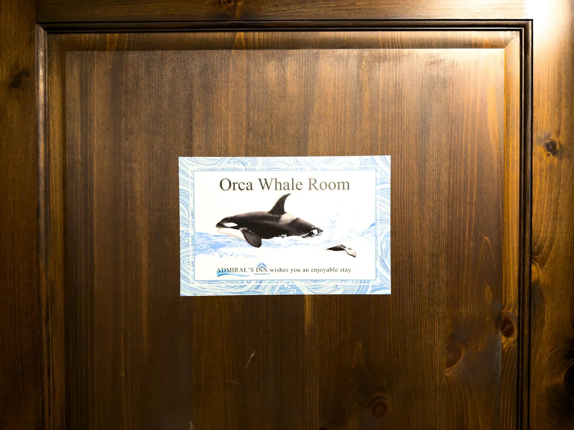 Admirals-Inn_Admirals-Inn_Orca-Whale-Room_image-2.webp