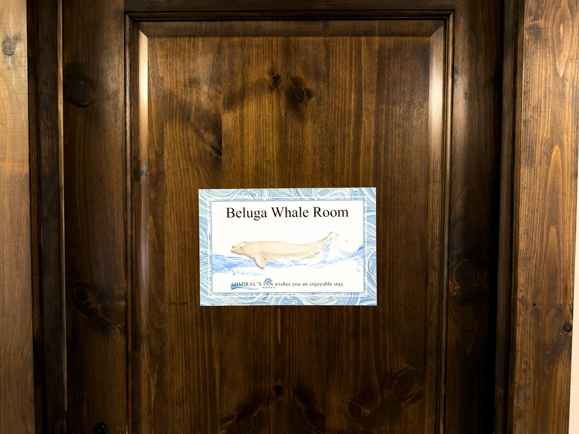 Admirals-Inn_Admirals-Inn_Beluga-Whale-Room_image-1.webp