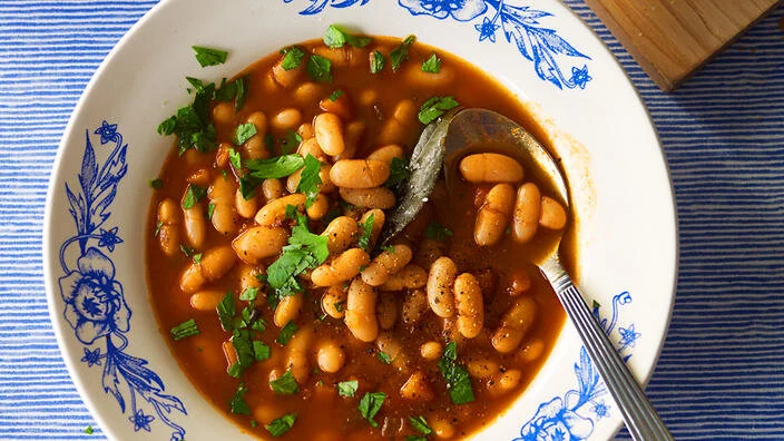 A GREAT LENTEN MEAL: CLASSIC GREEK BEAN SOUP – FASSOLATHA
