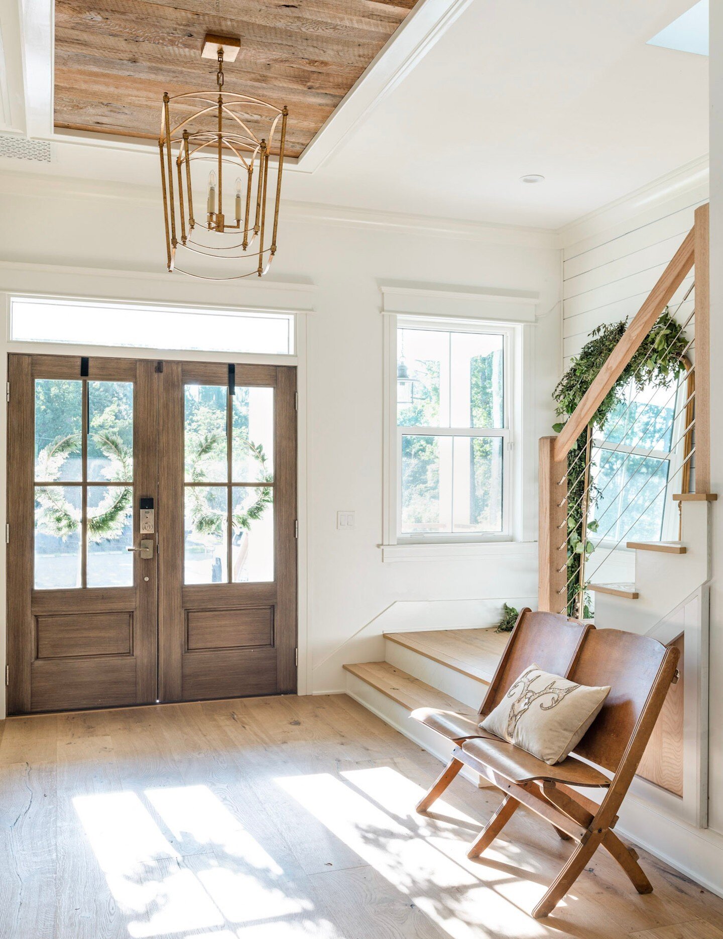 Both on interior rail systems and exterior decks, the desire for unimpeded views is a strong motivator to select stainless steel cable infill.
-
📷 @jettsetfarmhouse
-
#LJSmith #StairExperts #StairInspiration #Farmhouse #LinearCollection #CableRail #
